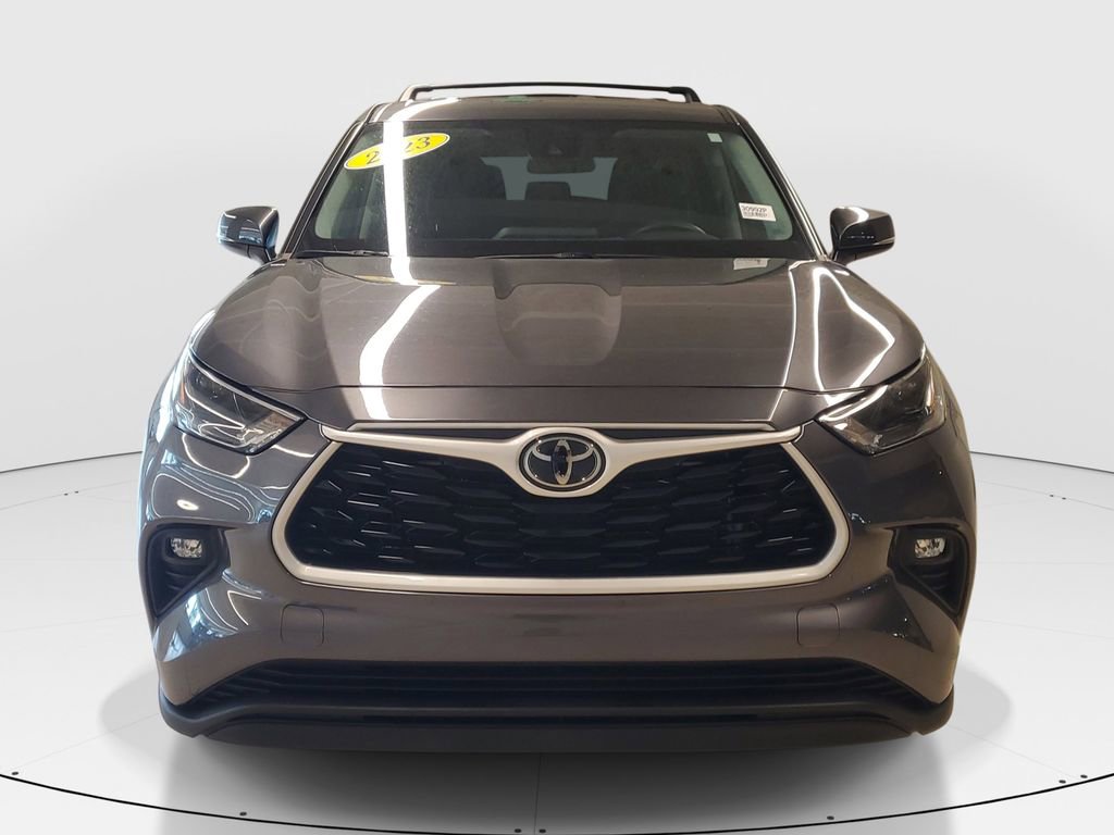 Used 2023 Toyota Highlander LE image 2