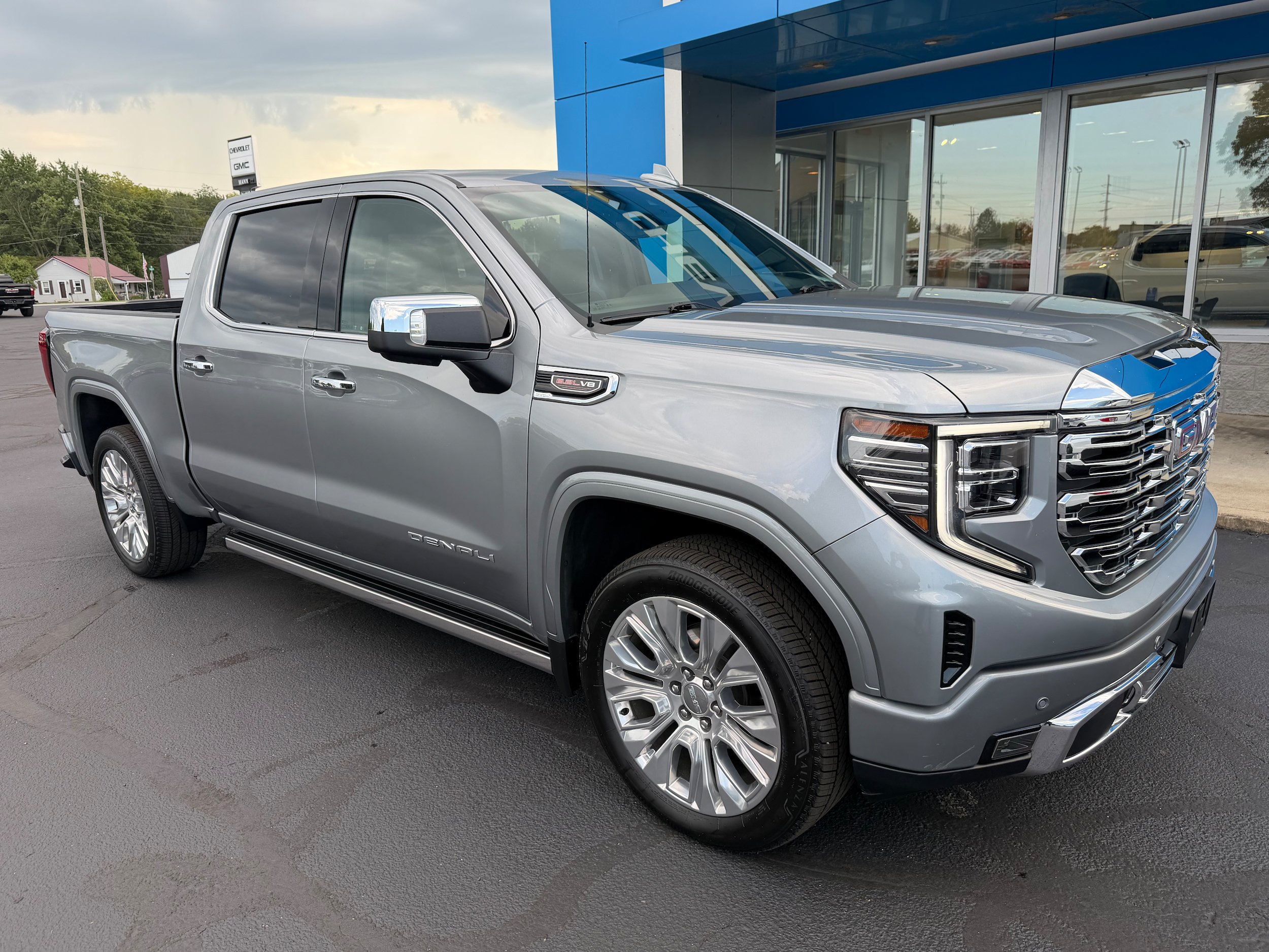 Used 2024 GMC Sierra 1500 Denali w/ Technology Package AWD/4WD image 3