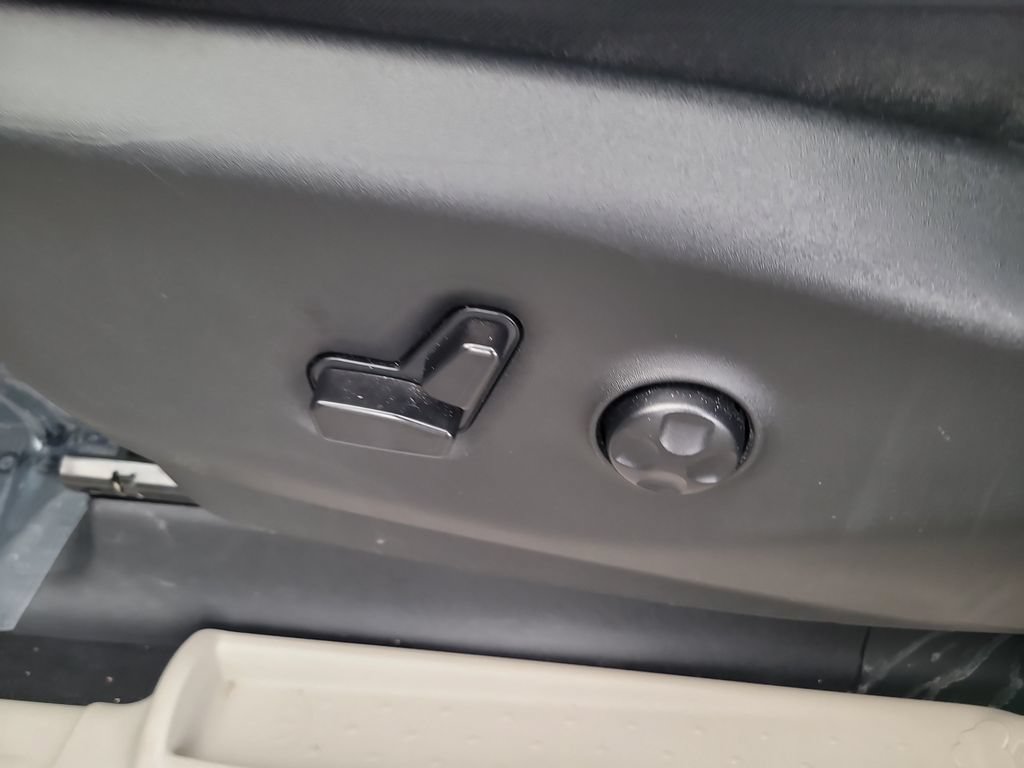 Used 2024 Chrysler Pacifica Touring-L FWD image 21