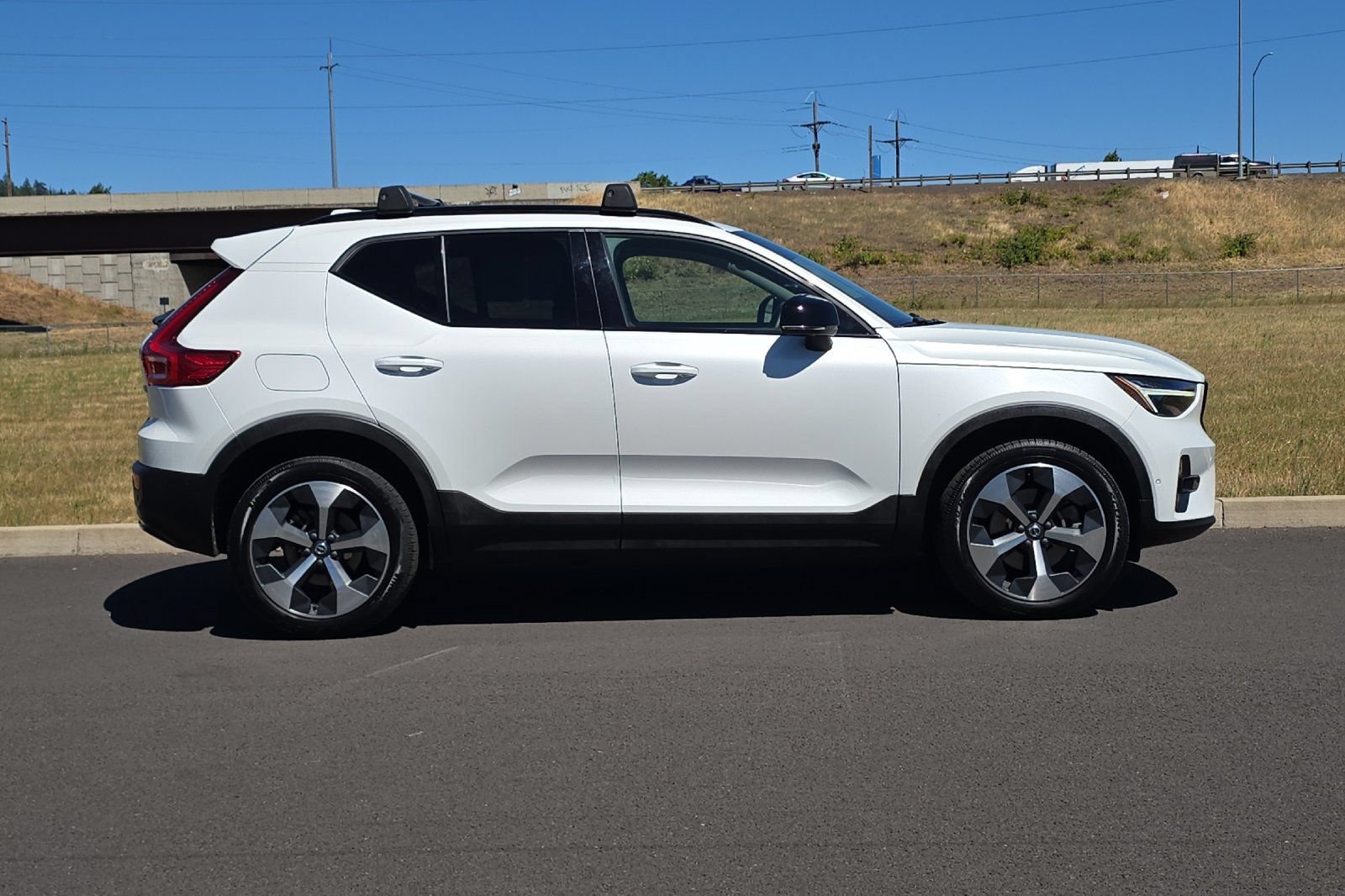 Used 2023 Volvo XC40 B5 Ultimate AWD/4WD image 2
