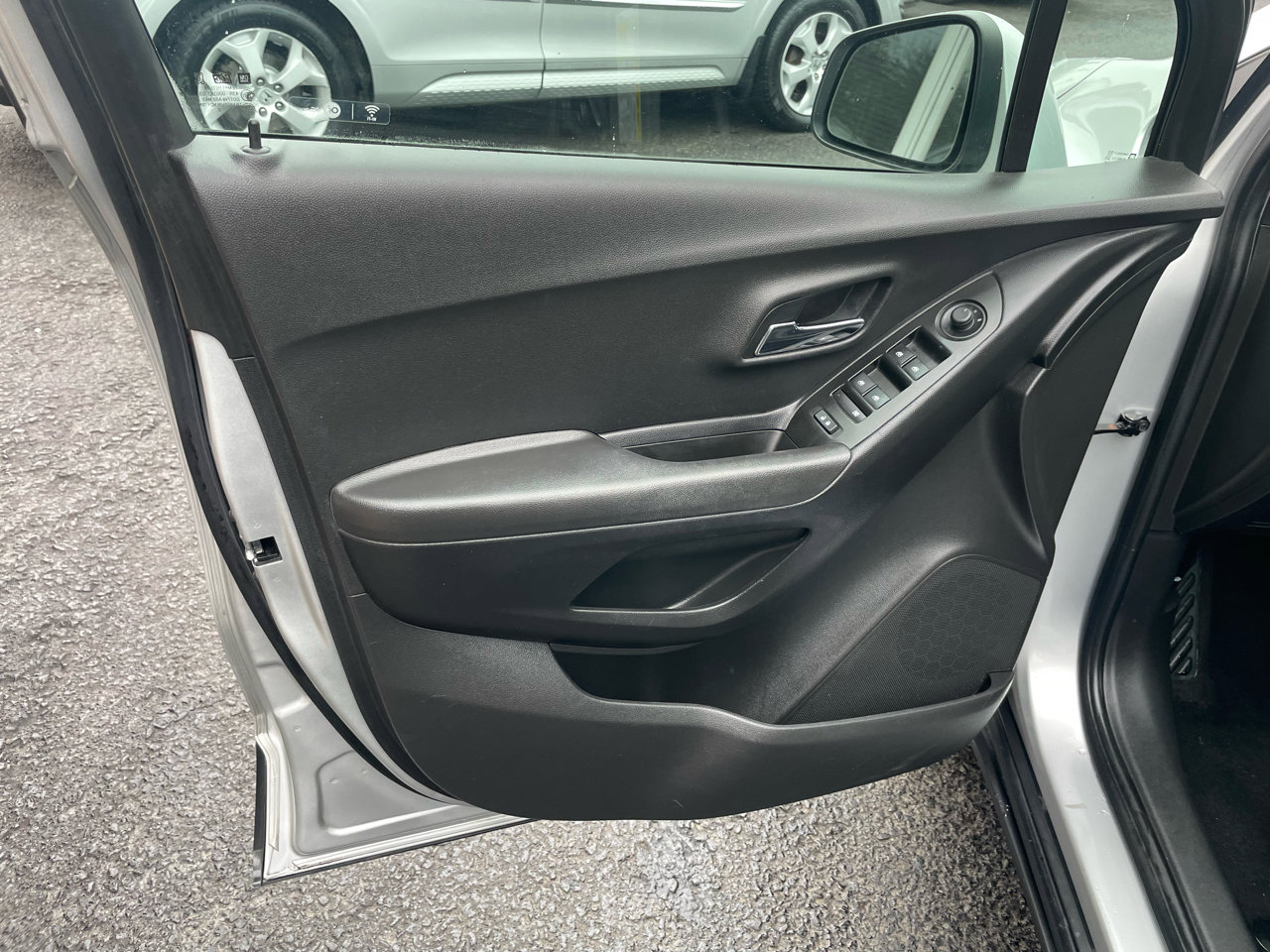 Used 2018 Chevrolet Trax LS AWD/4WD image 25