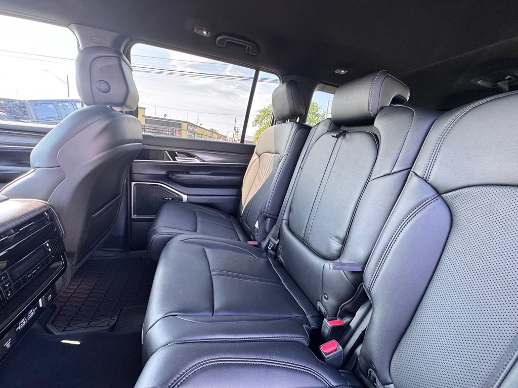 Used 2024 Jeep Wagoneer L Series II w/ Flexible Seating Group RWD image 16
