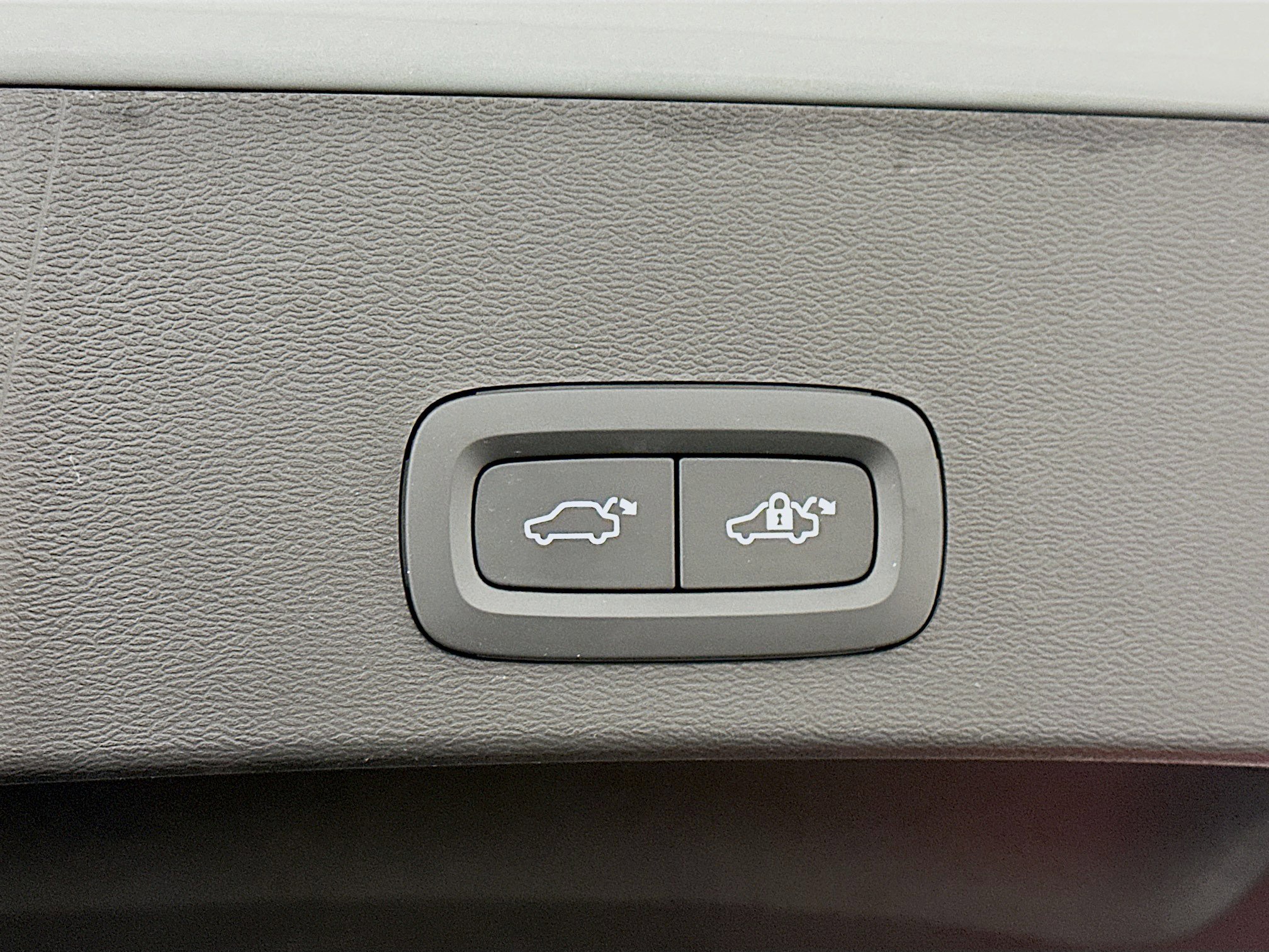 Used 2025 Volvo XC40 B5 Core image 32