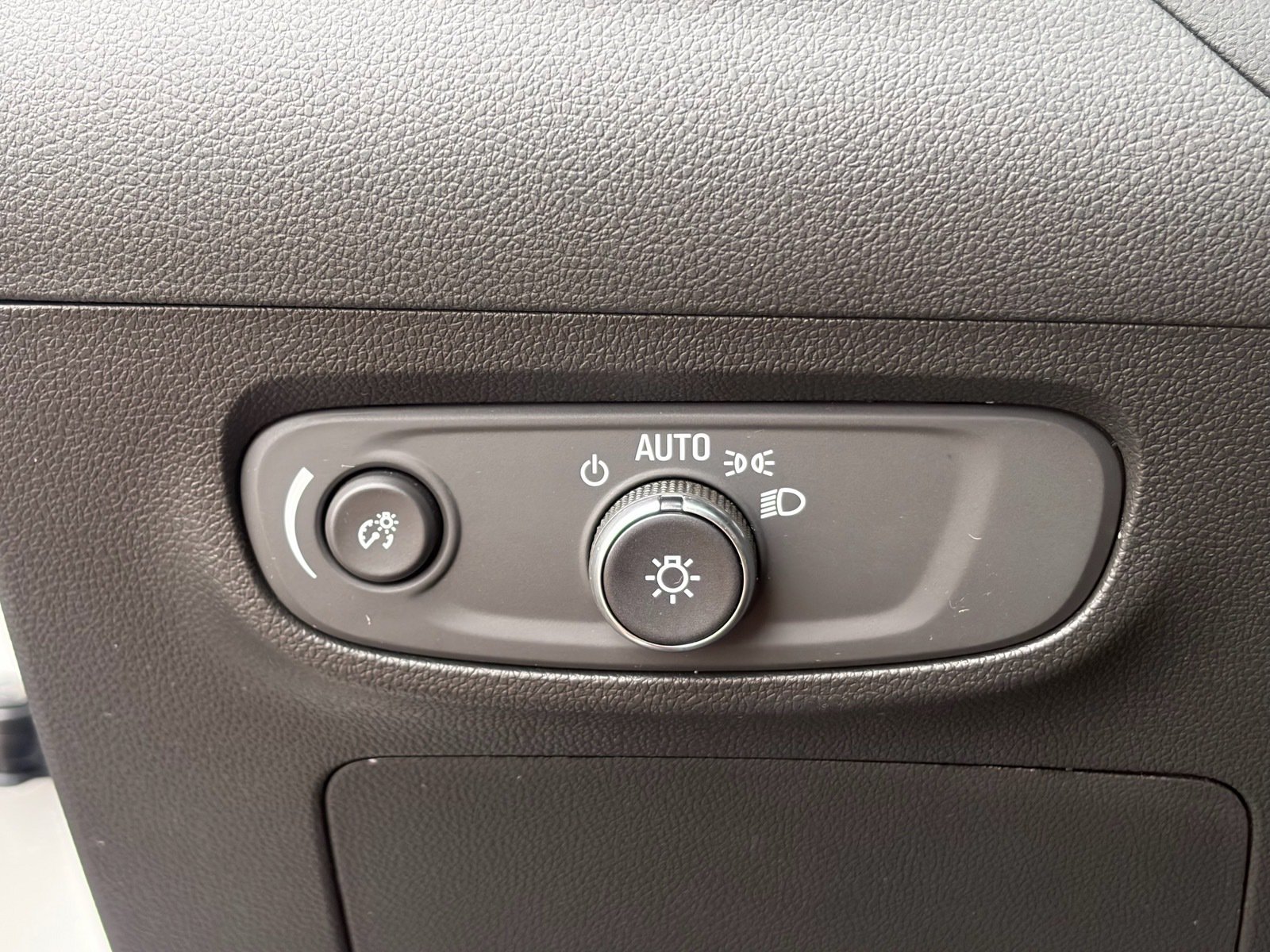 Used 2024 Buick Encore GX Avenir w/ Avenir Technology Package FWD image 19