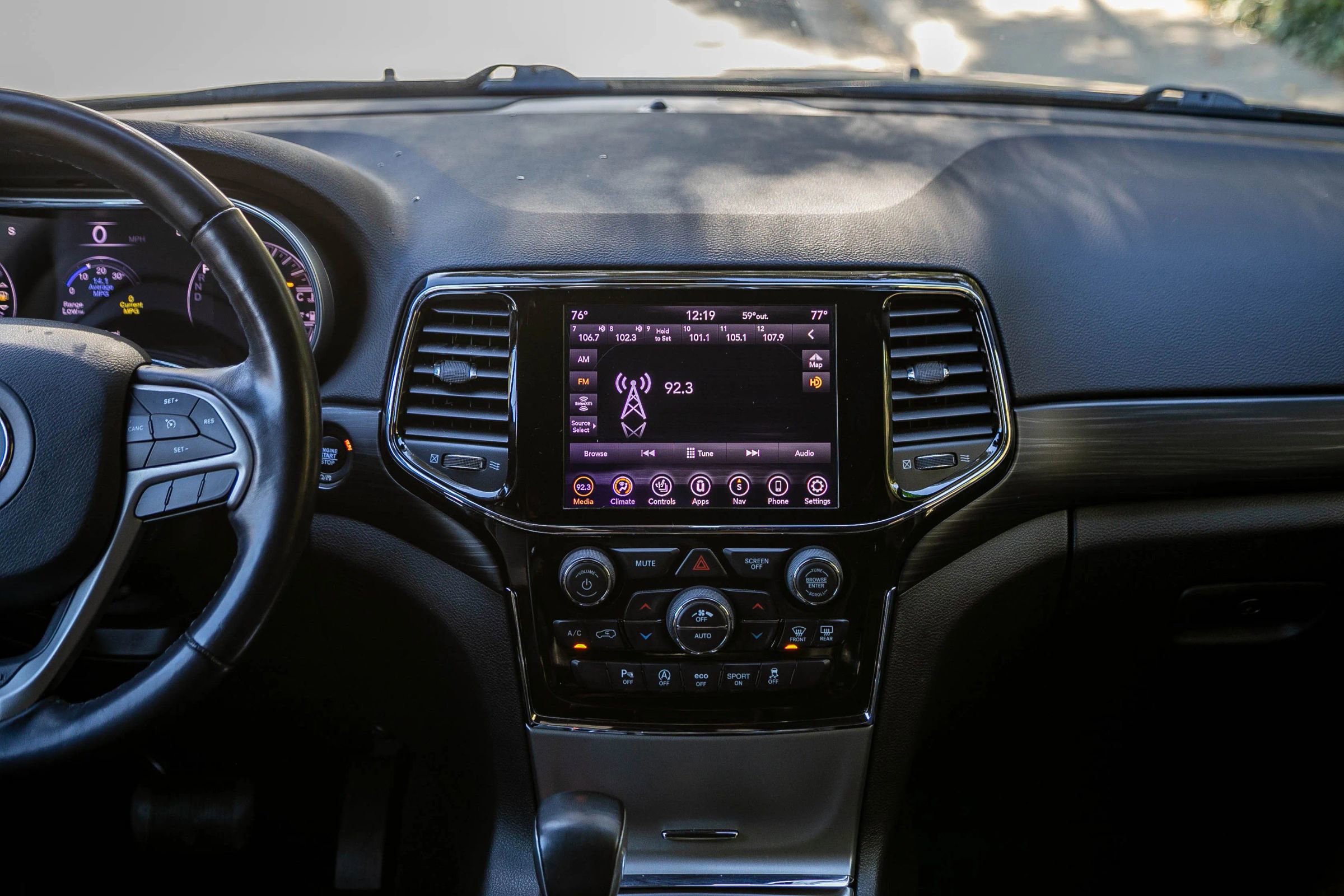 Used 2020 Jeep Grand Cherokee Altitude image 23