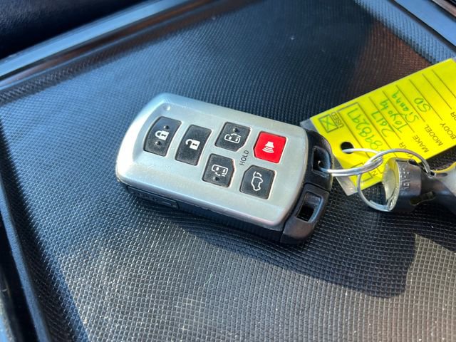 Used 2017 Toyota Sienna SE image 31