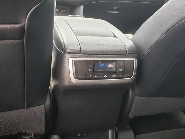 Used 2018 Toyota Highlander SE image 16