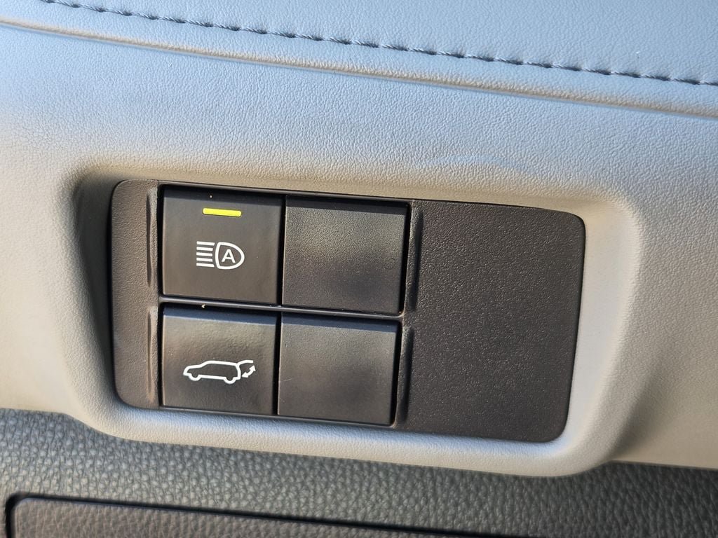 Used 2022 Toyota Highlander XLE FWD image 25