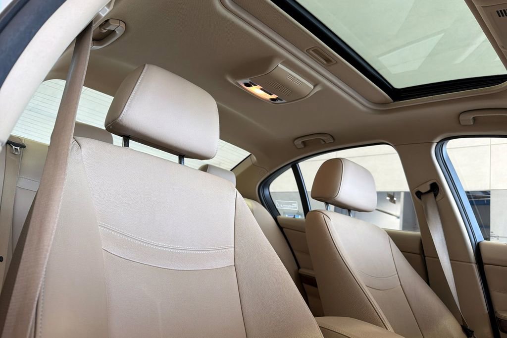 Used 2011 BMW 335i Sedan RWD image 16