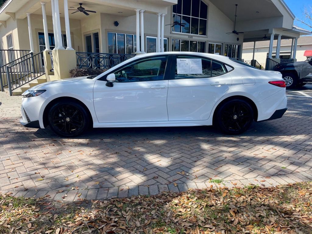 Used 2025 Toyota Camry SE image 2