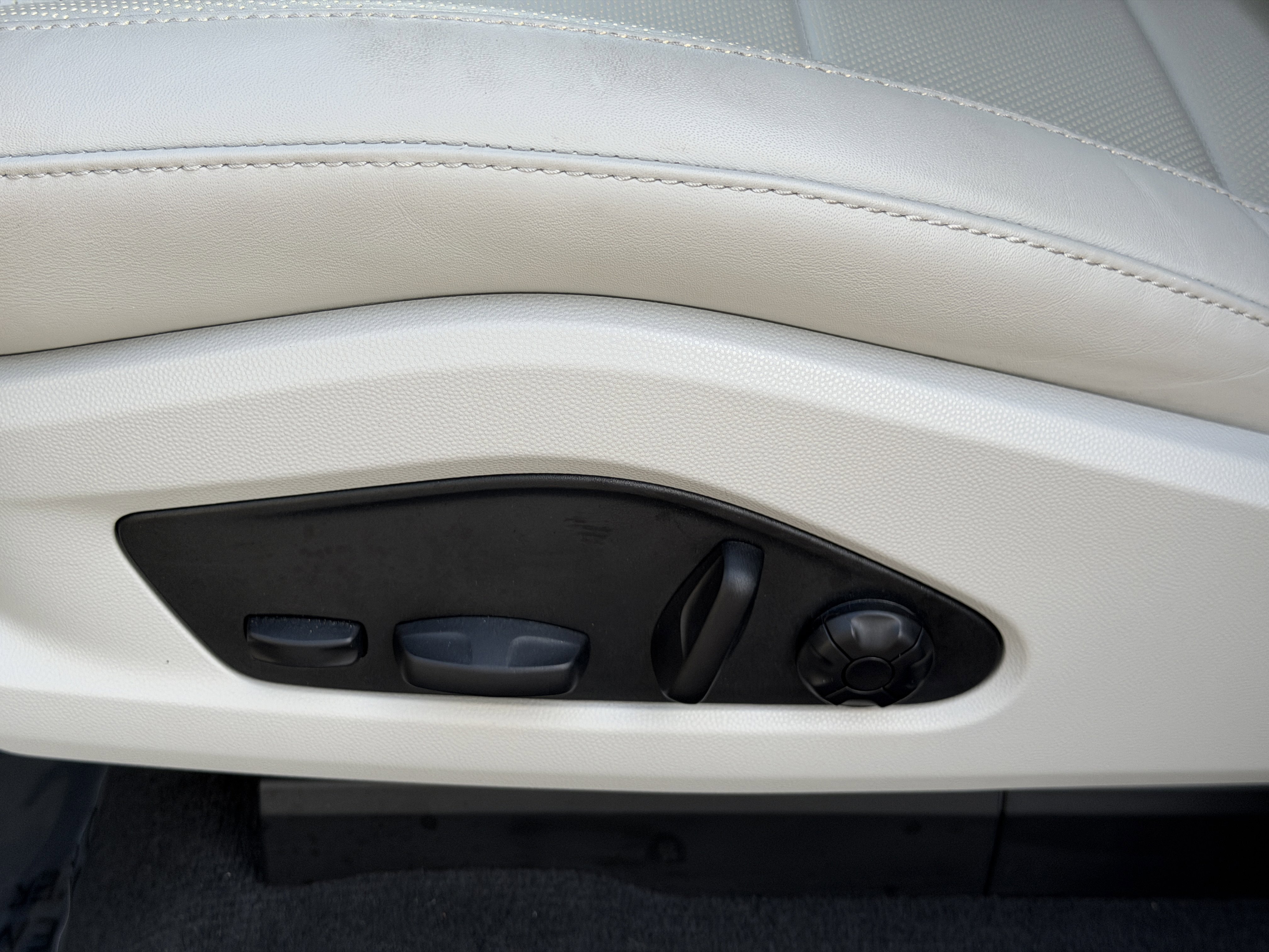 Certified 2024 Porsche Macan 4 Electric image 27