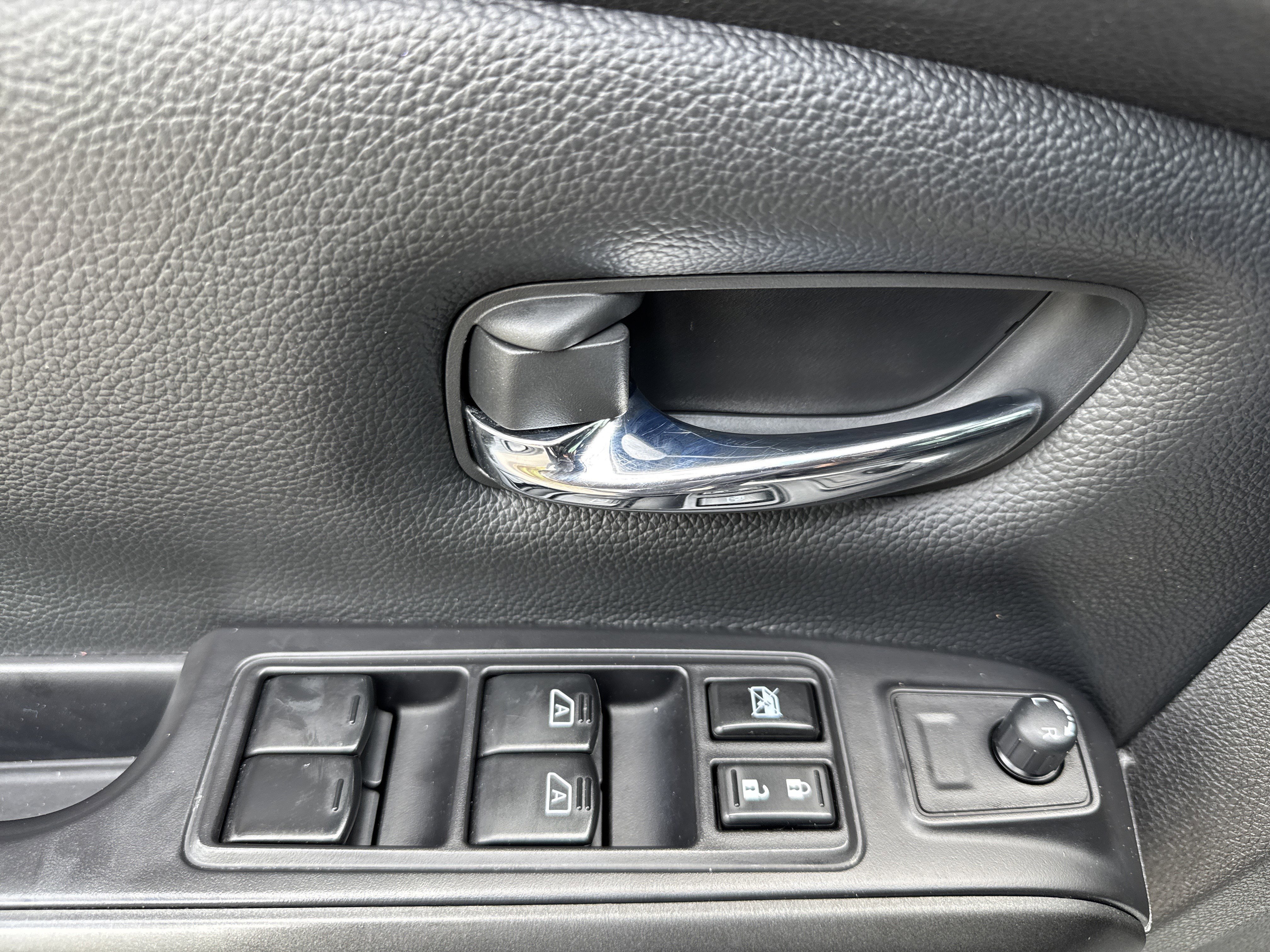Used 2021 Nissan Titan PRO-4X w/ Pro-4x Convenience Package AWD/4WD image 16
