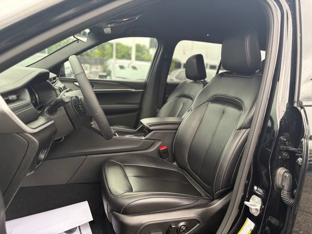 Used 2025 Jeep Grand Cherokee Limited AWD/4WD image 21