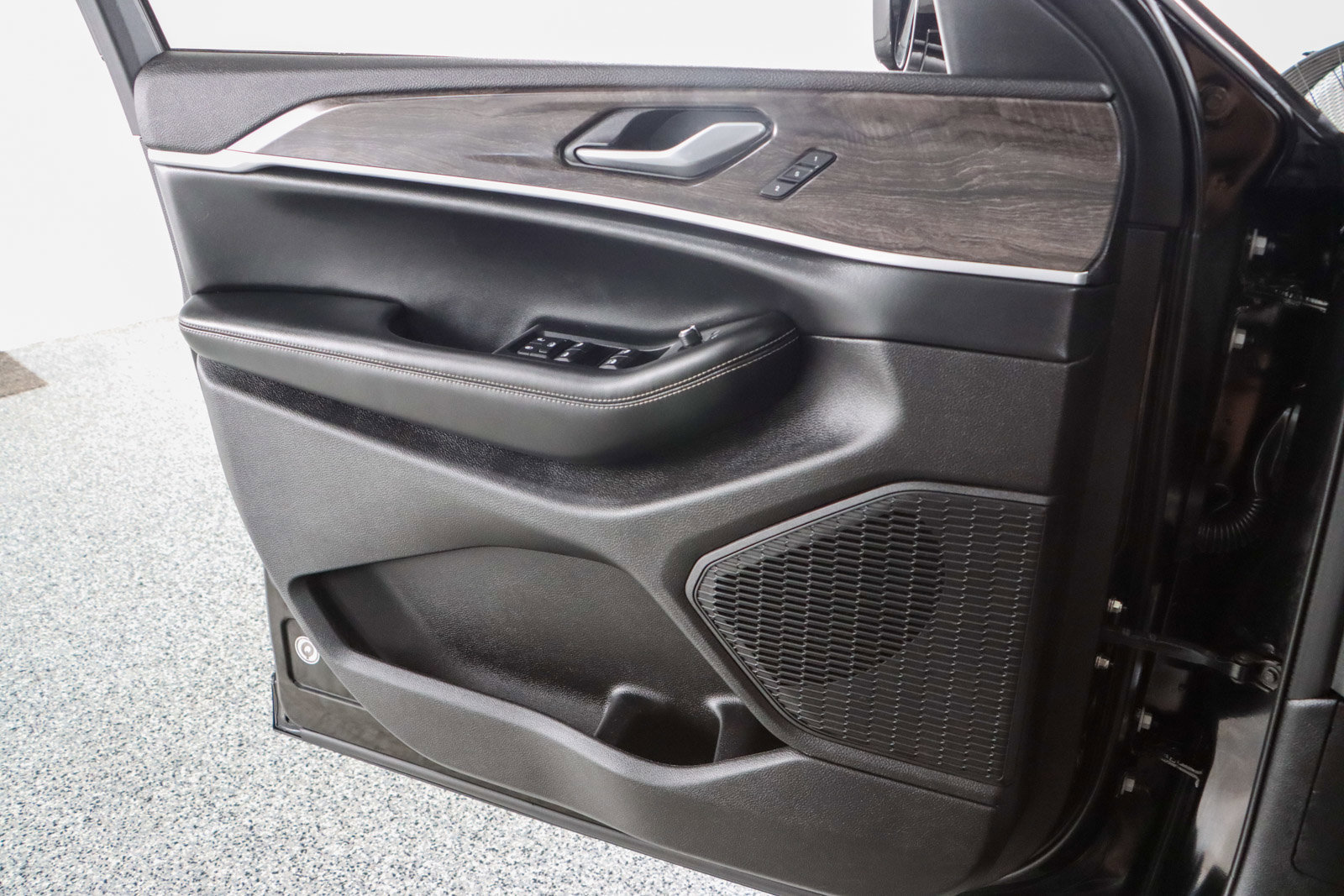 Used 2023 Jeep Grand Cherokee Limited w/ Luxury Tech Group II image 22