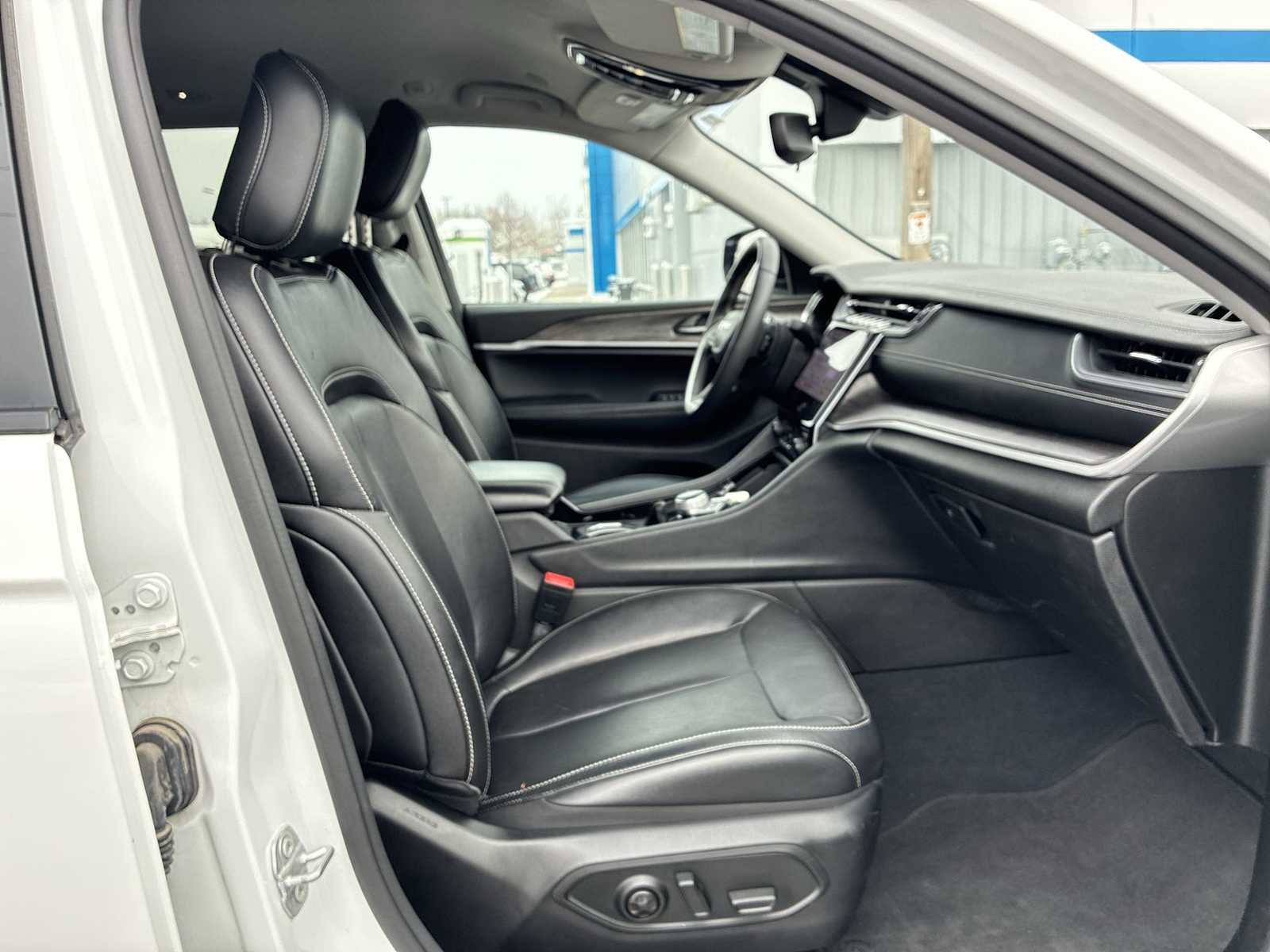 Used 2023 Jeep Grand Cherokee Limited image 28