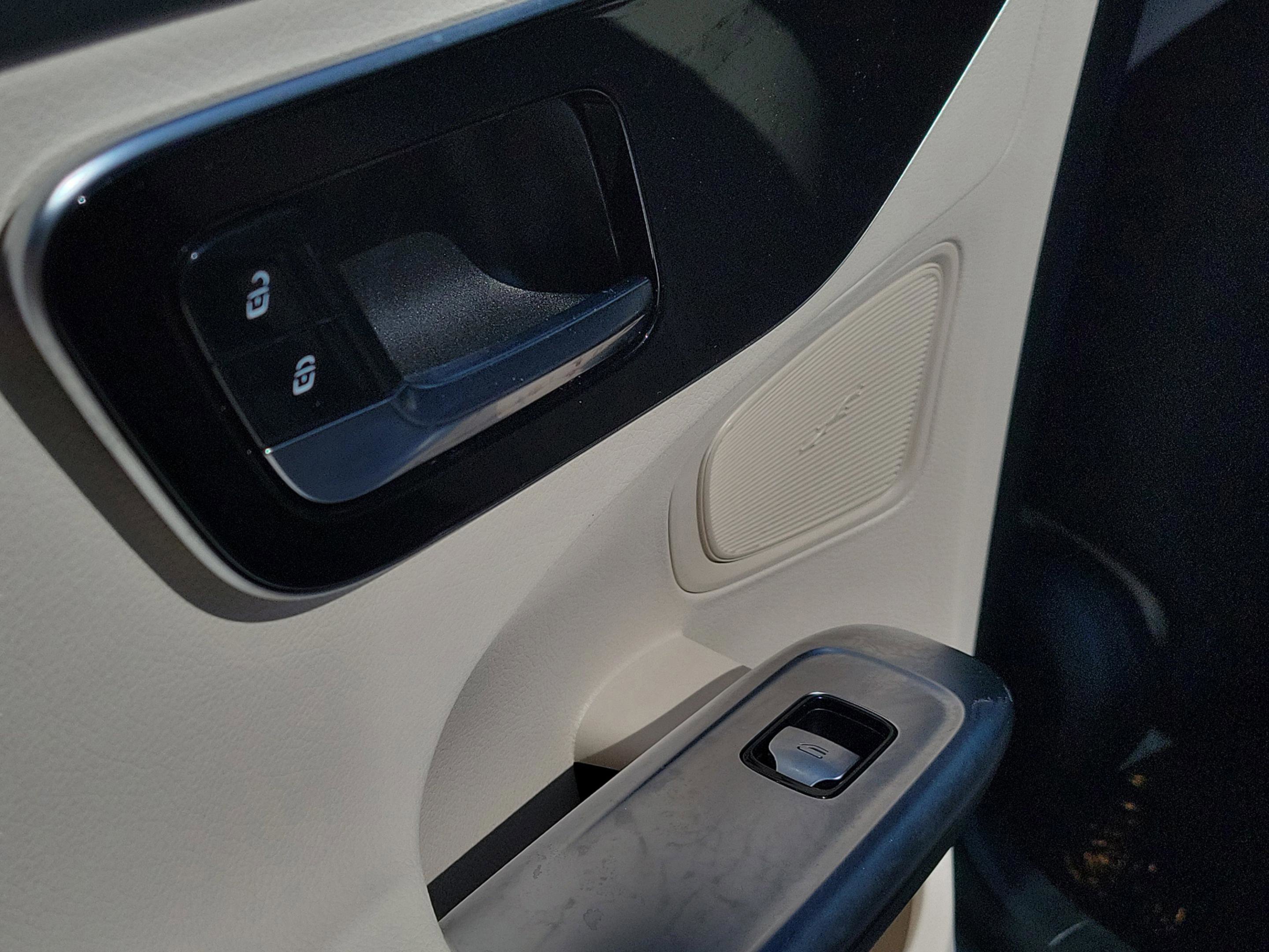 Certified 2025 Mercedes-Benz C 300 Sedan image 11