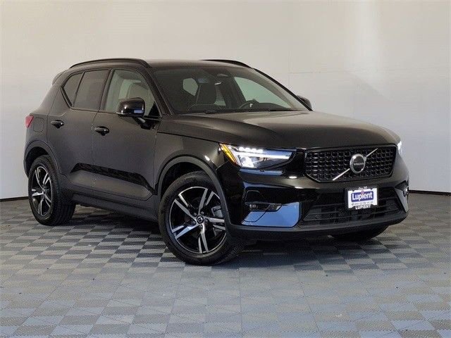 Used 2023 Volvo XC40 B5 Plus image 2