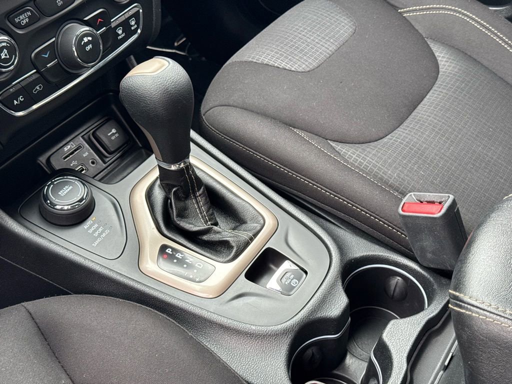 Used 2017 Jeep Cherokee Latitude w/ Cold Weather Group image 21