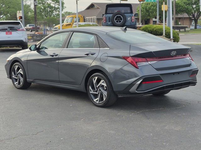 Used 2025 Hyundai Elantra SEL image 5