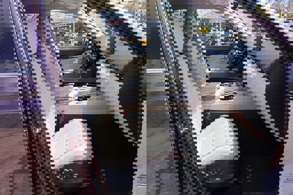 Used 2023 Genesis GV70 2.5T w/ Advanced Package image 8