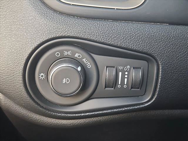 Used 2017 Jeep Renegade Latitude FWD image 16