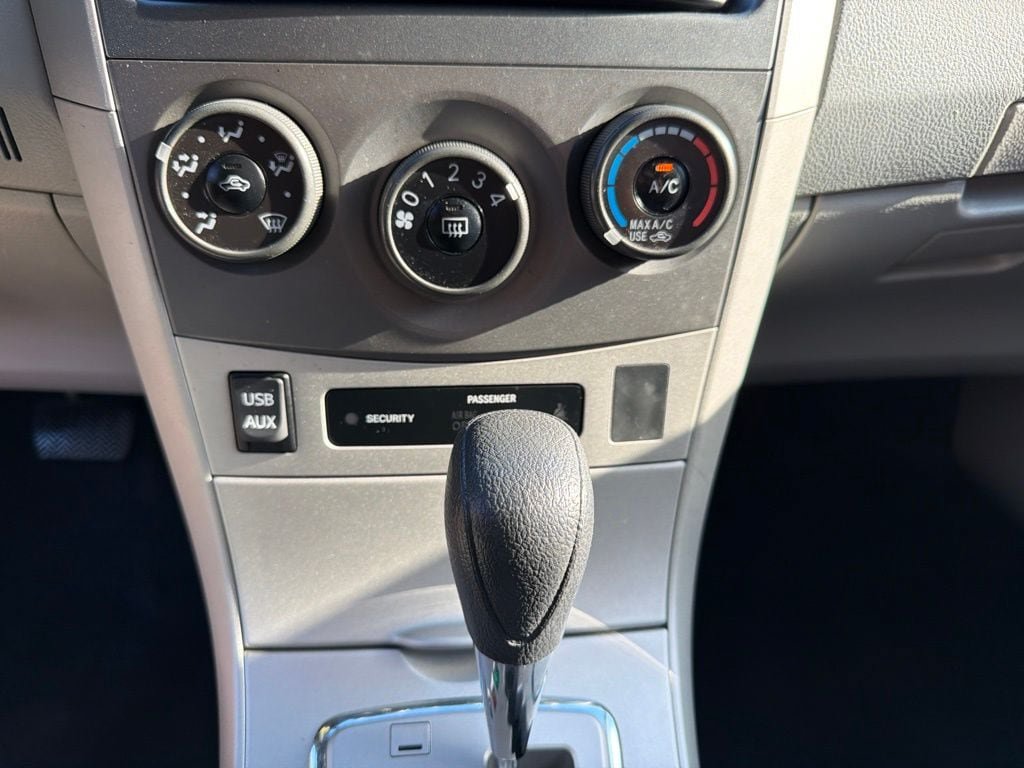 Used 2013 Toyota Corolla LE FWD image 17