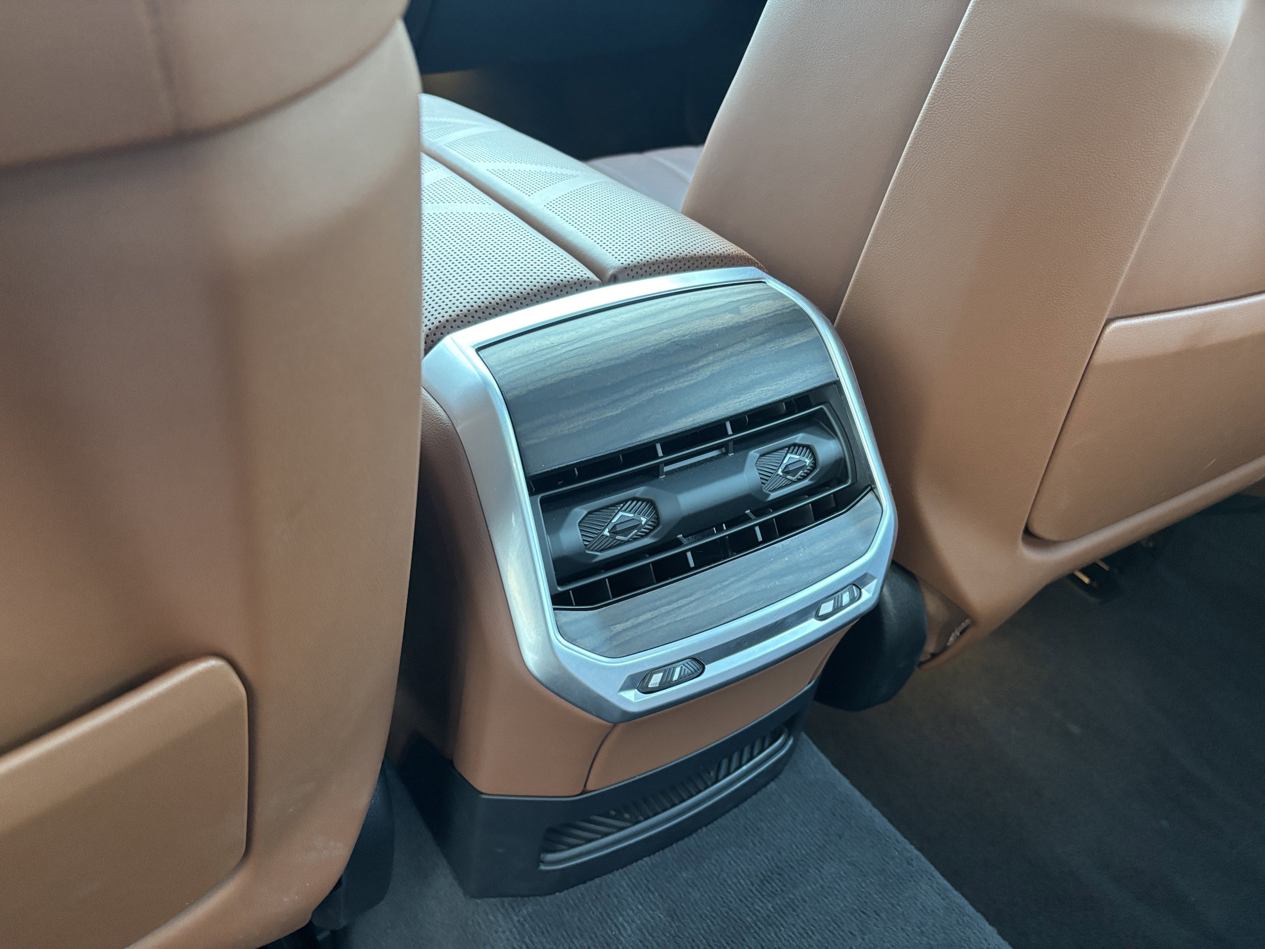 Used 2024 BMW i7 eDrive50 w/ Executive Package image 31