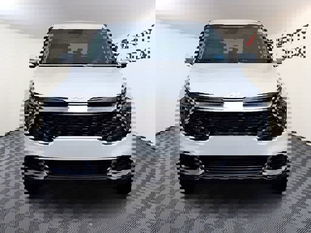 Used 2025 Kia Sportage LX image 2