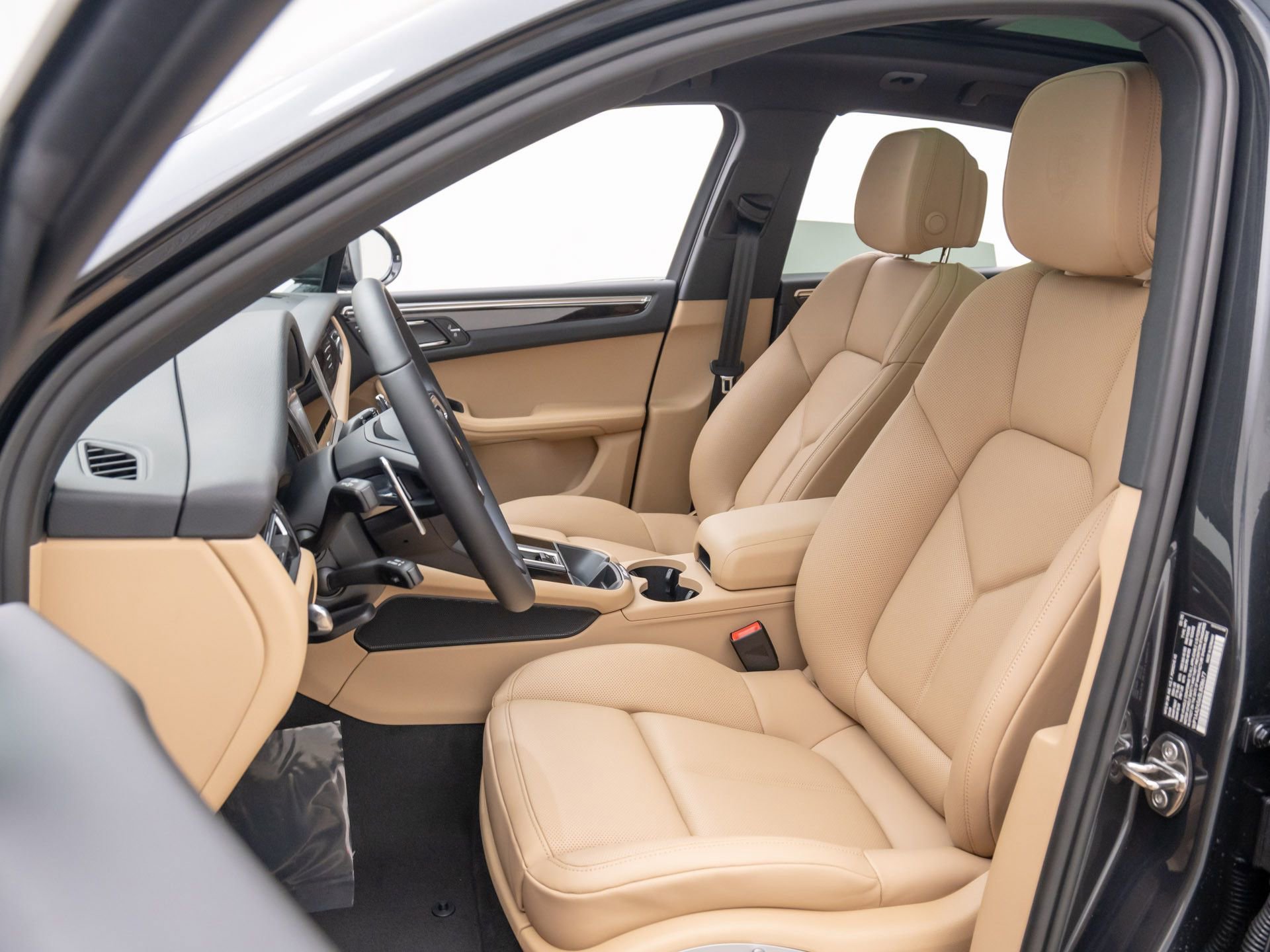 Certified 2025 Porsche Macan image 5