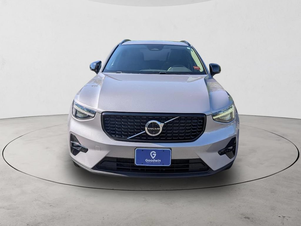 Certified 2026 Volvo XC40 B5 Plus AWD/4WD image 2