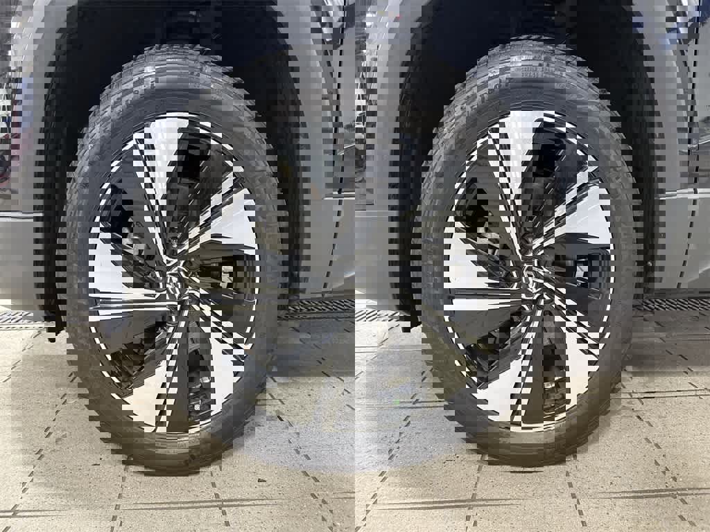 Used 2023 Volkswagen Taos SE w/ Panoramic Sunroof Package image 10