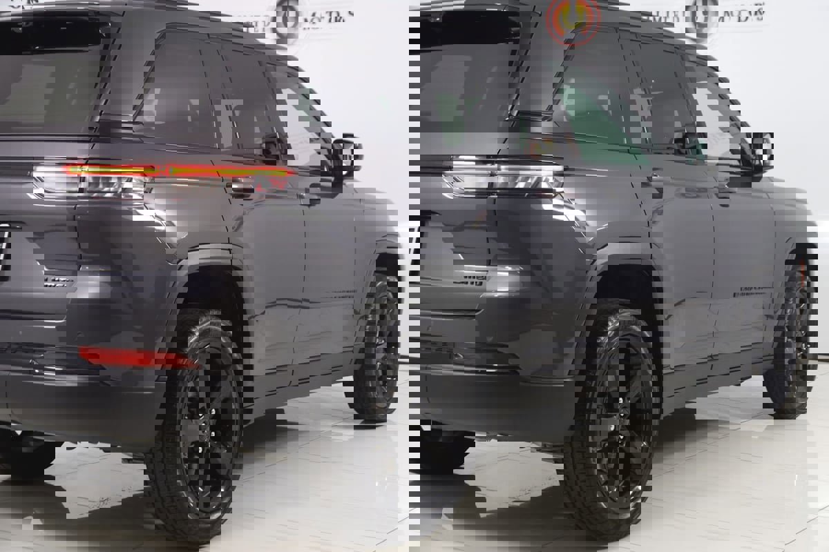 Used 2024 Jeep Grand Cherokee Limited w/ Luxury Tech Group II image 45