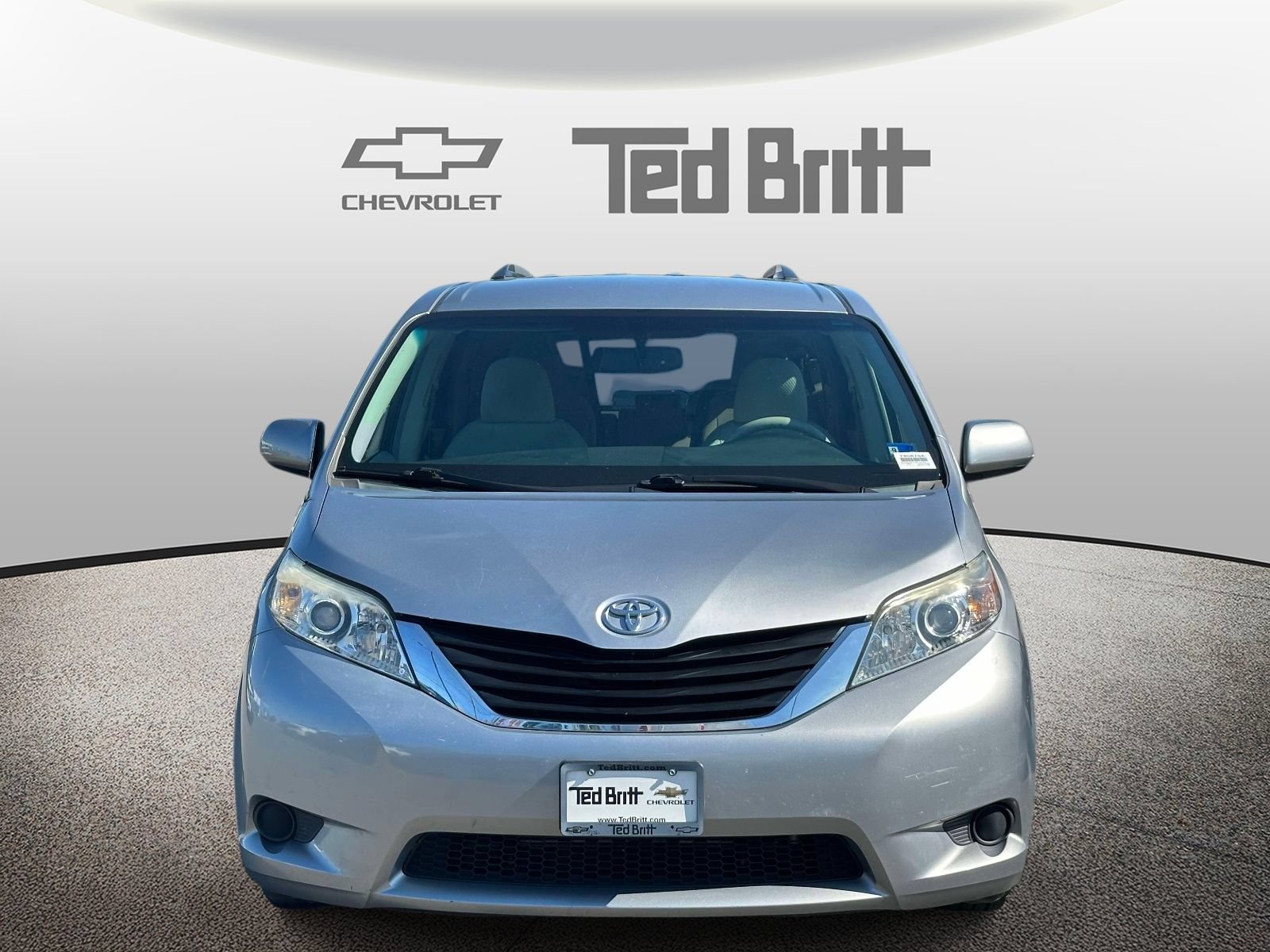 Used 2013 Toyota Sienna LE w/ Towing Pkg FWD image 2