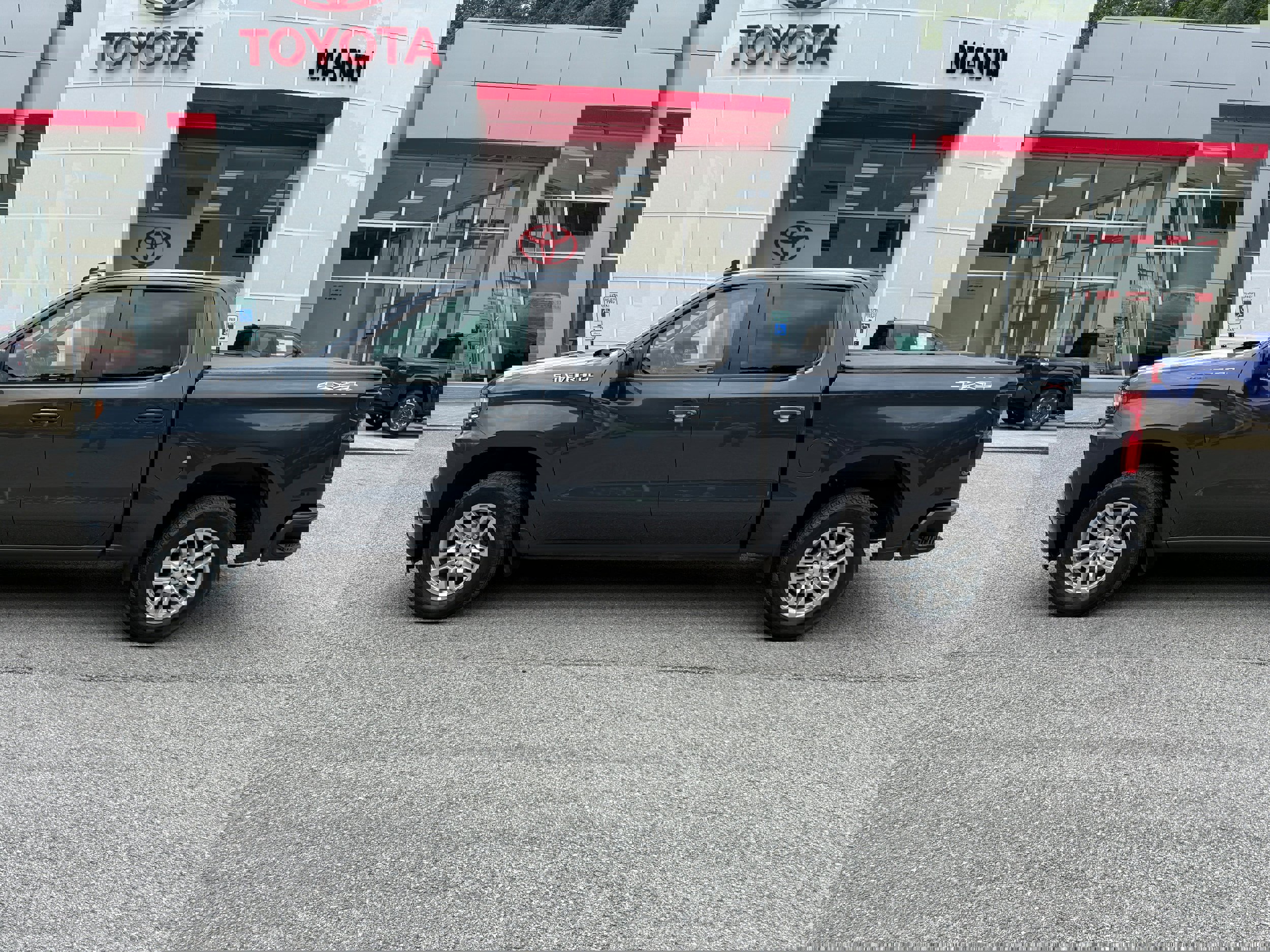 Used 2022 Chevrolet Silverado 1500 RST w/ Convenience Package II image 2