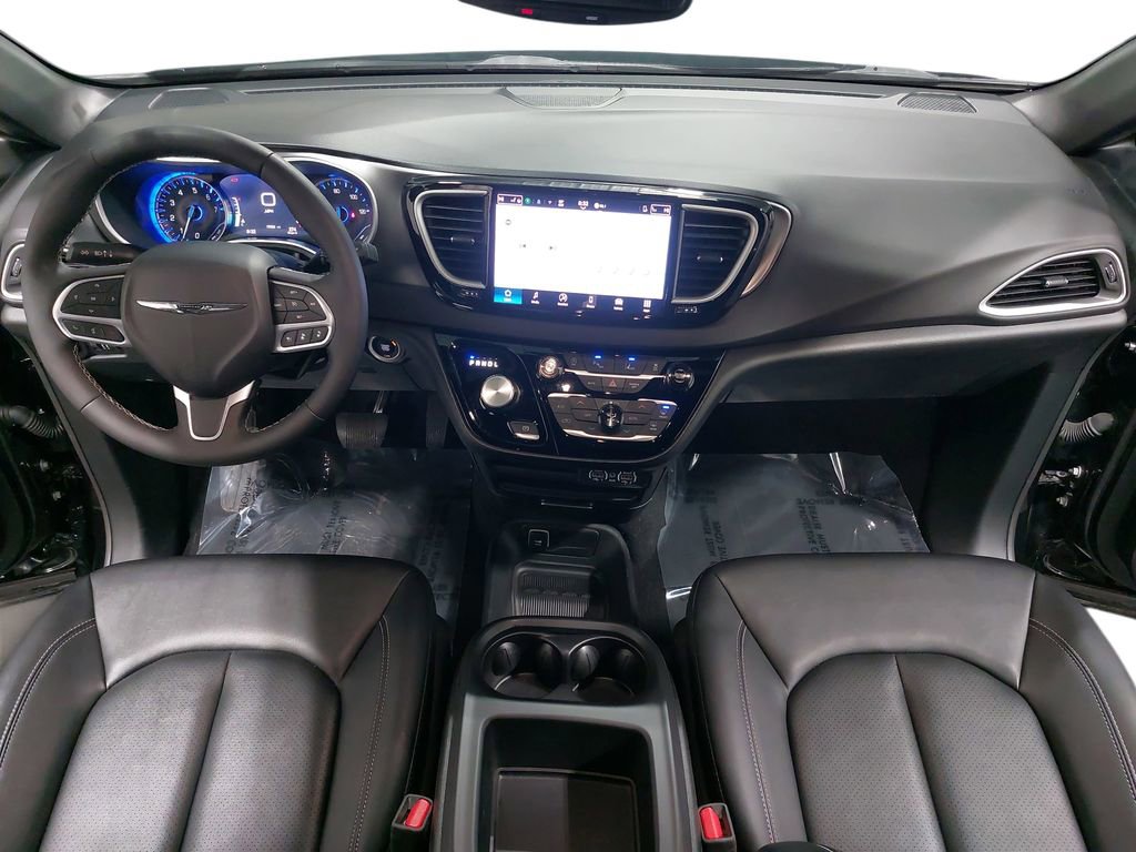 Used 2025 Chrysler Pacifica Select image 9