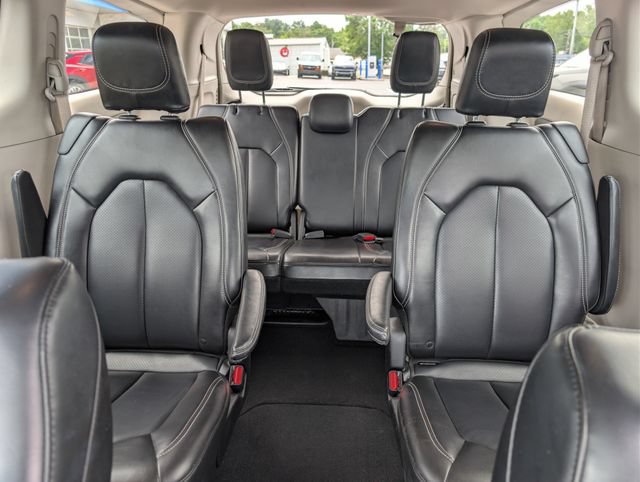 Used 2023 Chrysler Pacifica Touring-L FWD image 16