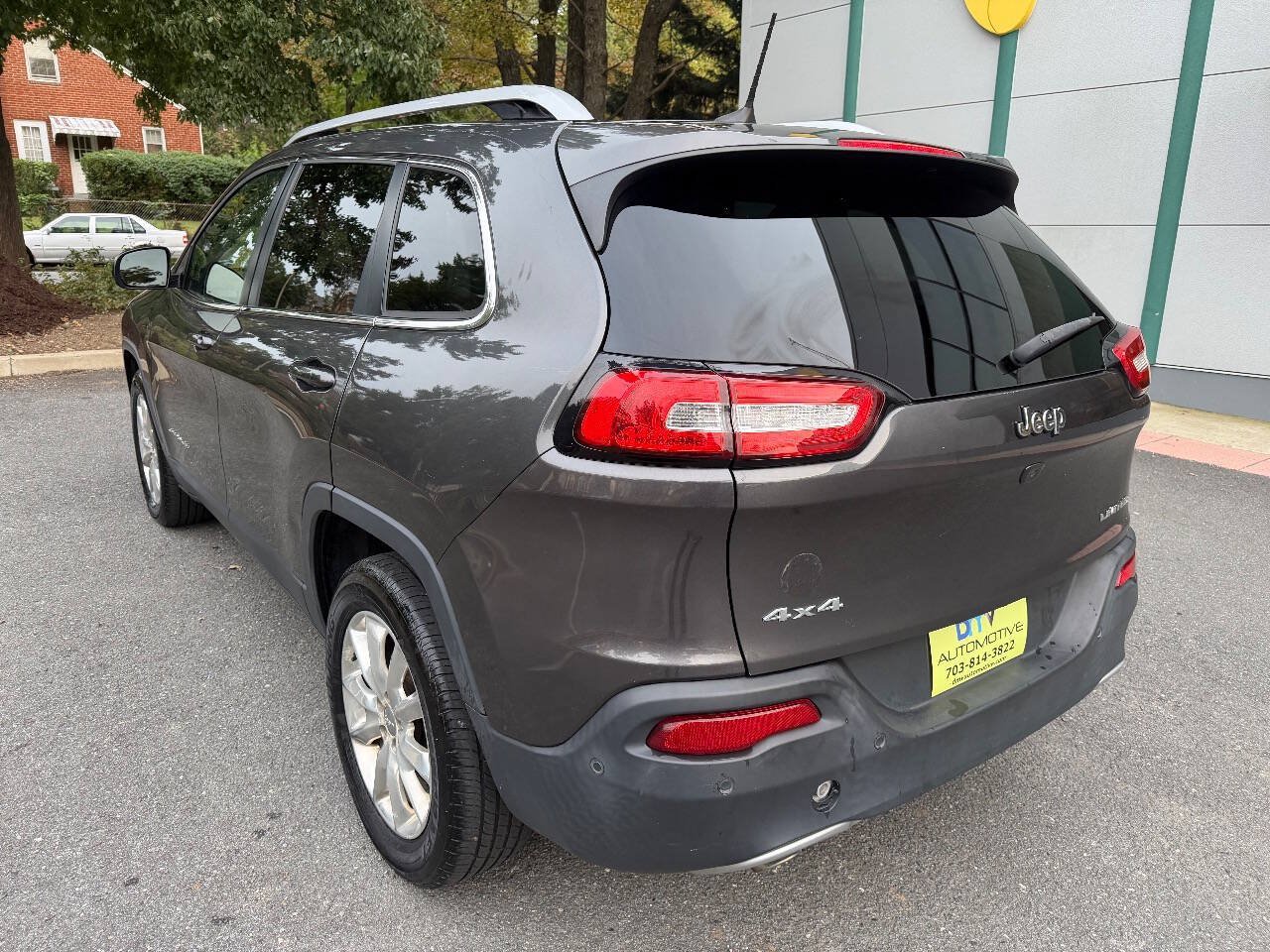 Used 2016 Jeep Cherokee Limited w/ Technology Group AWD/4WD image 4