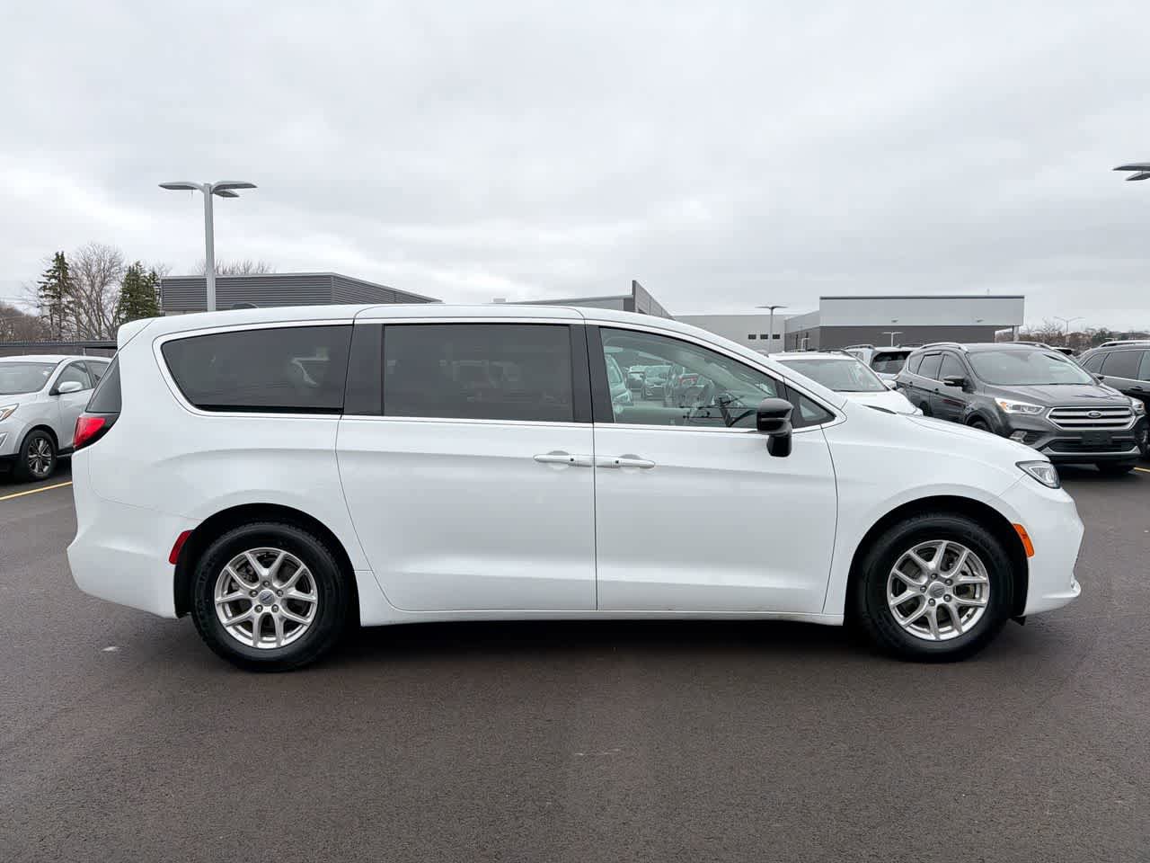Used 2024 Chrysler Pacifica Touring-L FWD image 14