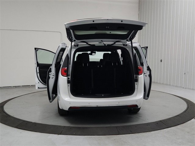 New 2026 Chrysler Pacifica Select image 14