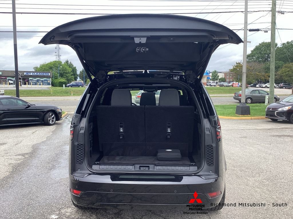 Used 2024 Land Rover Discovery Dynamic SE image 18