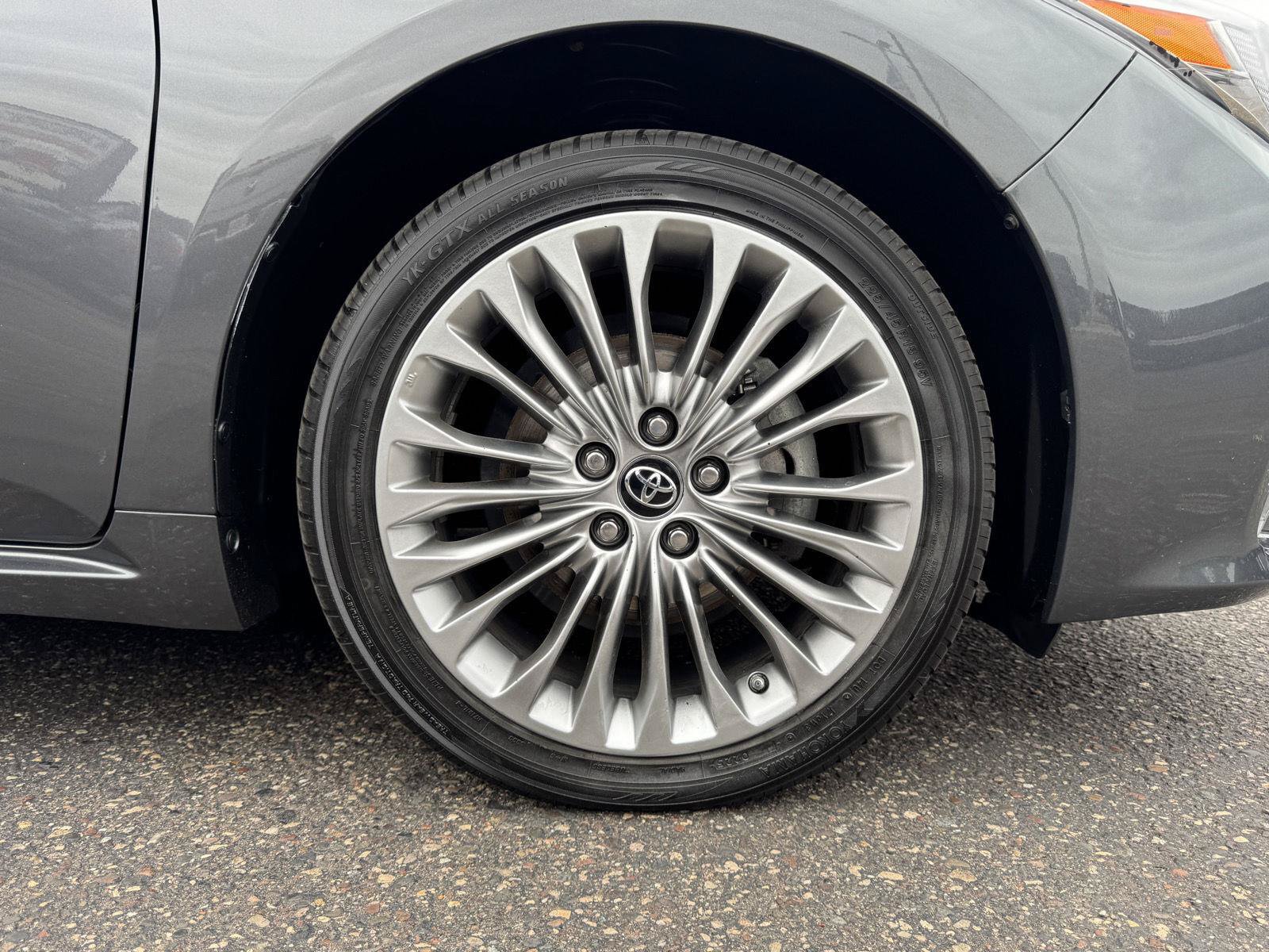 Used 2018 Toyota Avalon Limited FWD image 9