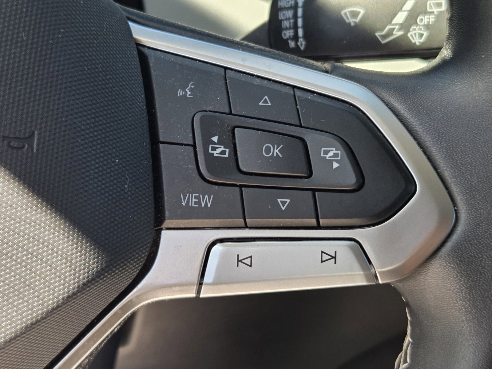 Used 2022 Volkswagen Taos SE image 9