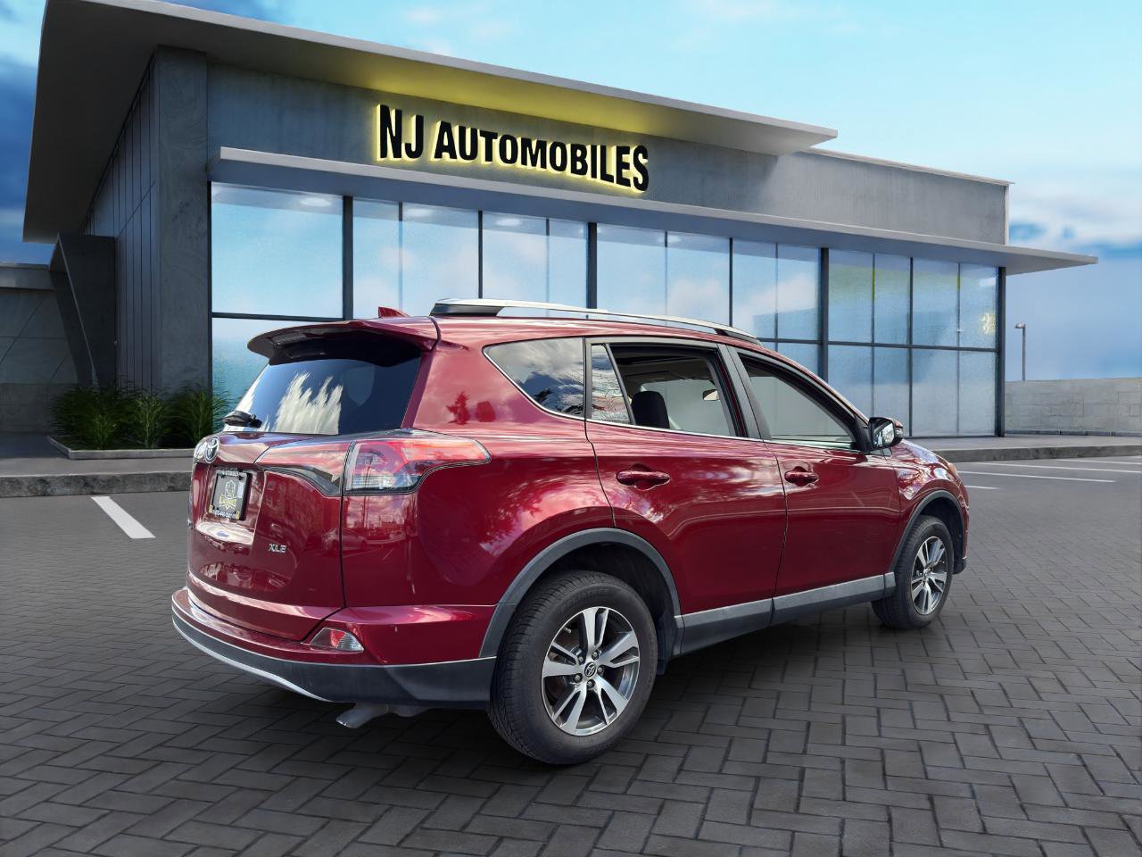 Used 2018 Toyota RAV4 XLE FWD image 7