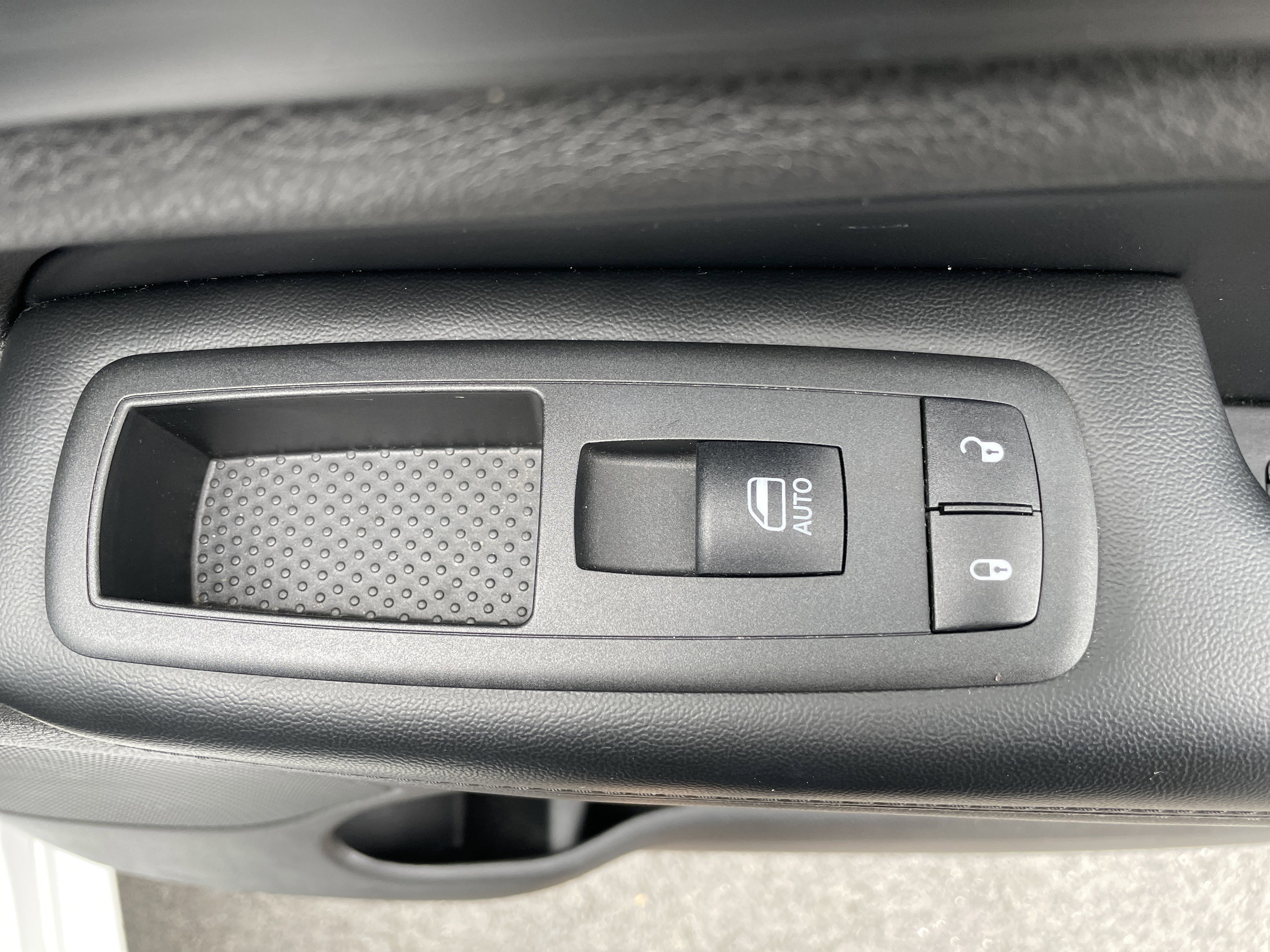 Used 2020 Jeep Grand Cherokee Altitude image 11