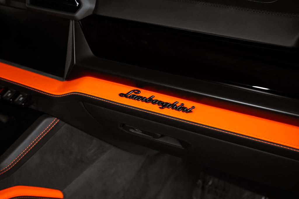 Used 2025 Lamborghini Urus SE AWD/4WD image 20