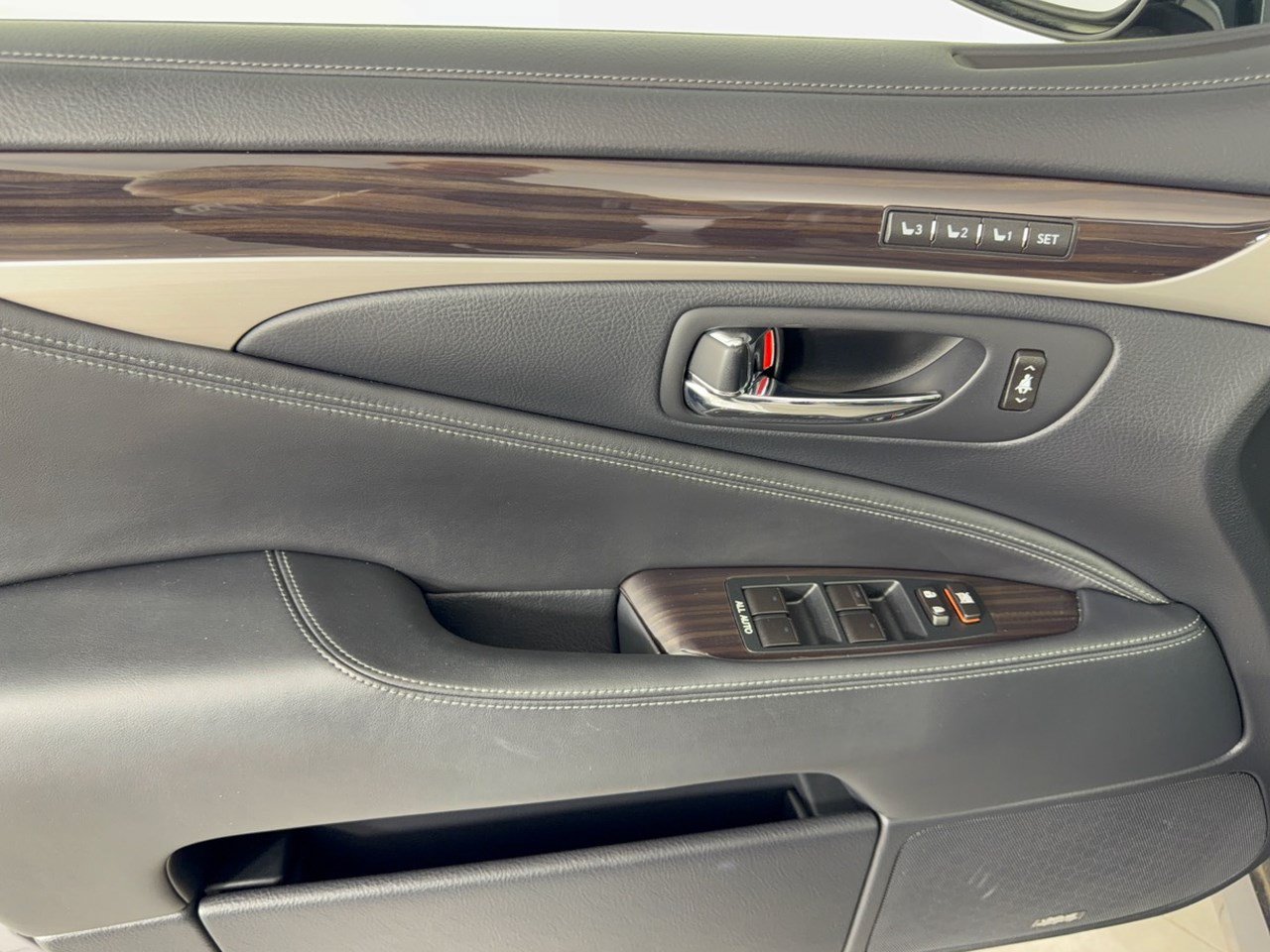 Used 2013 Lexus LS 460 w/ Comfort Pkg RWD image 14