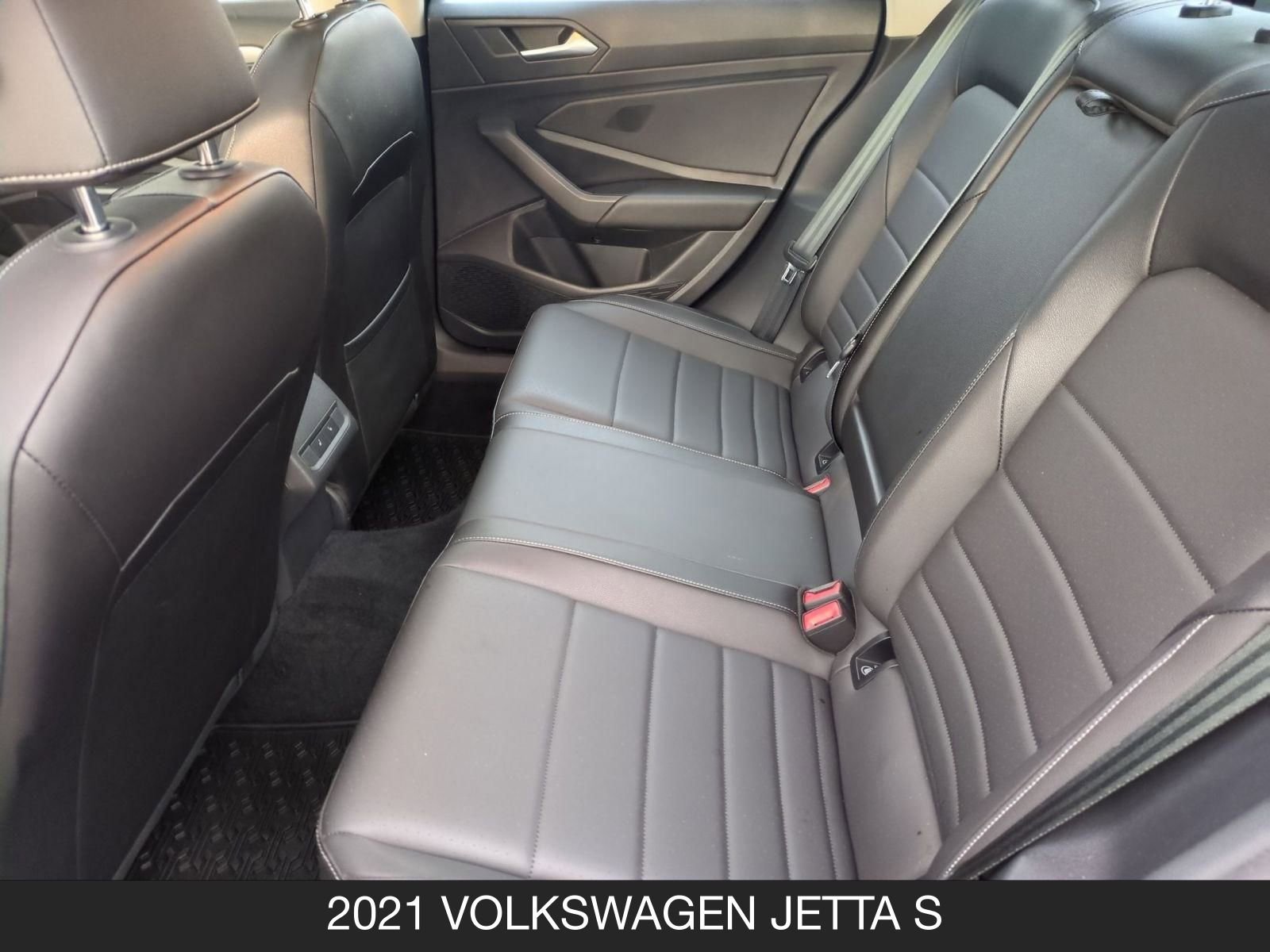 Used 2021 Volkswagen Jetta SE w/ SE Cold Weather Package image 15