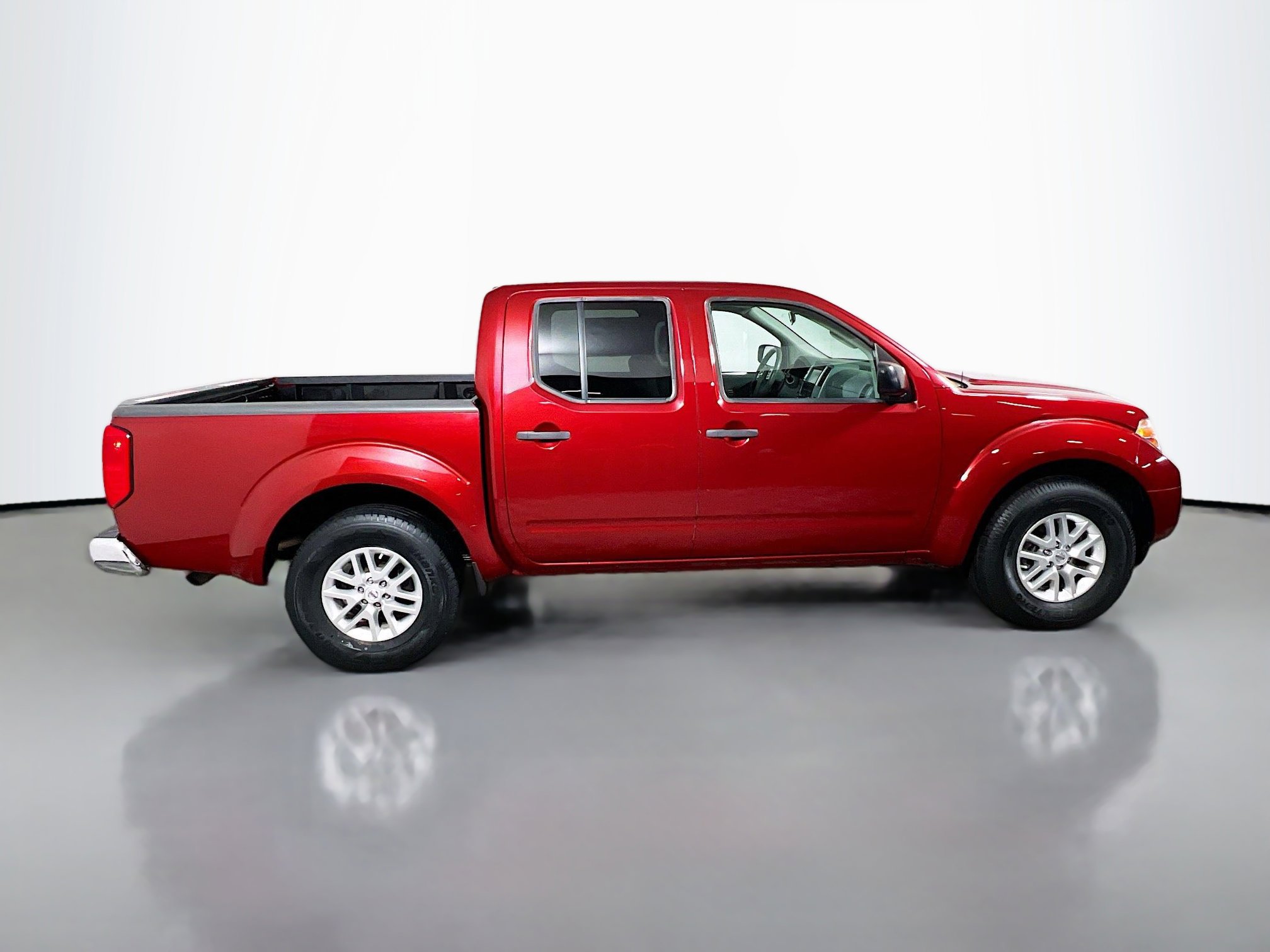 Used 2019 Nissan Frontier SV image 3