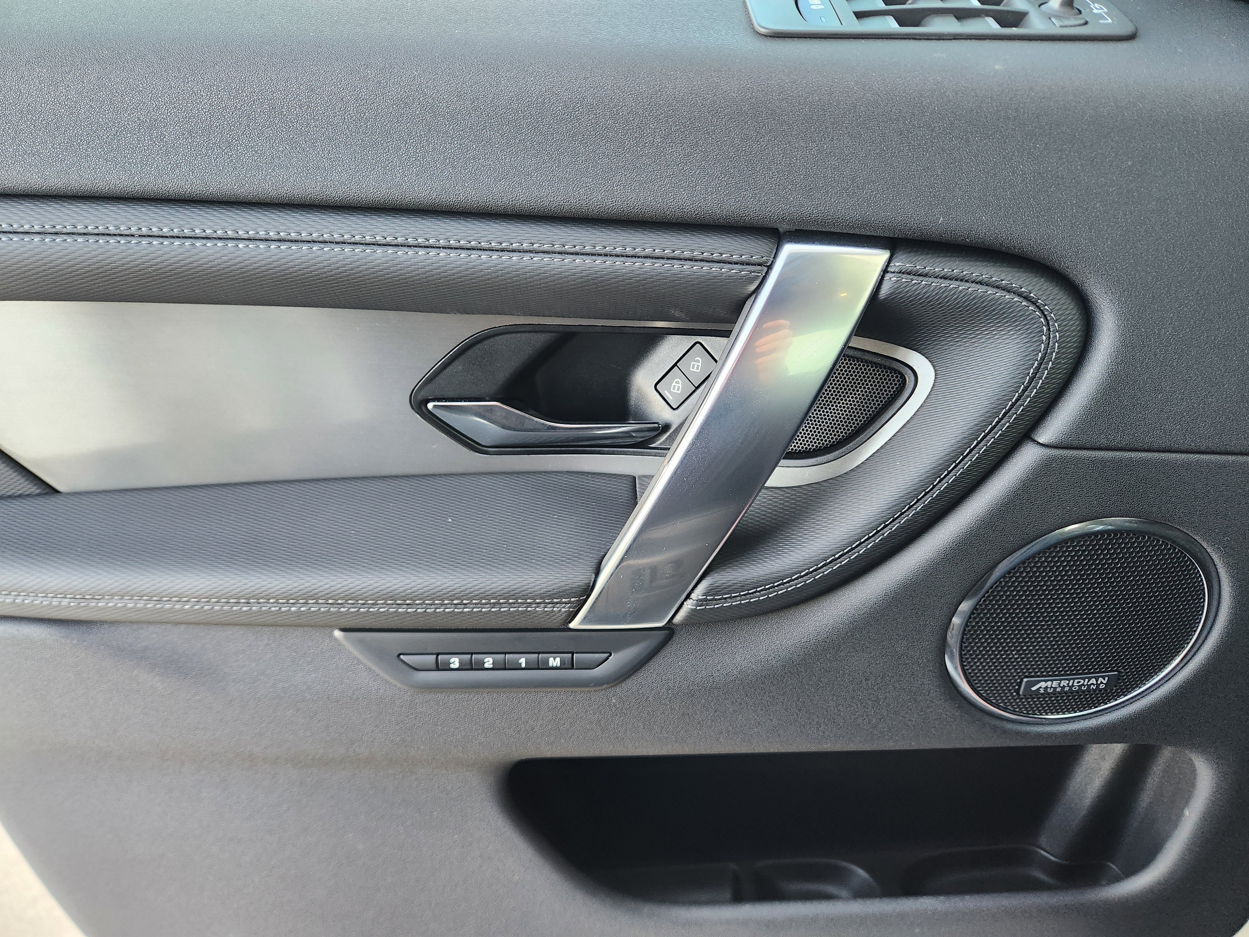 Used 2025 Land Rover Discovery Sport Dynamic SE image 24