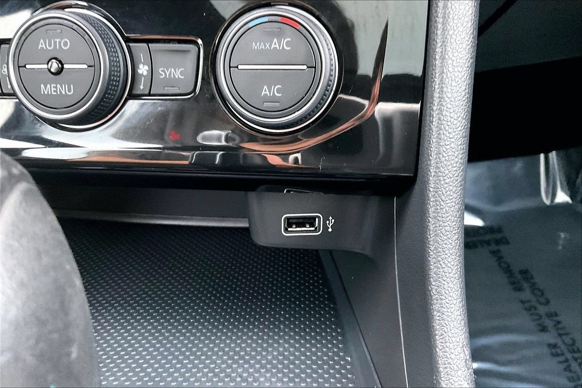Used 2019 Volkswagen Jetta R-Line w/ R-Line Cold Weather Package FWD image 31